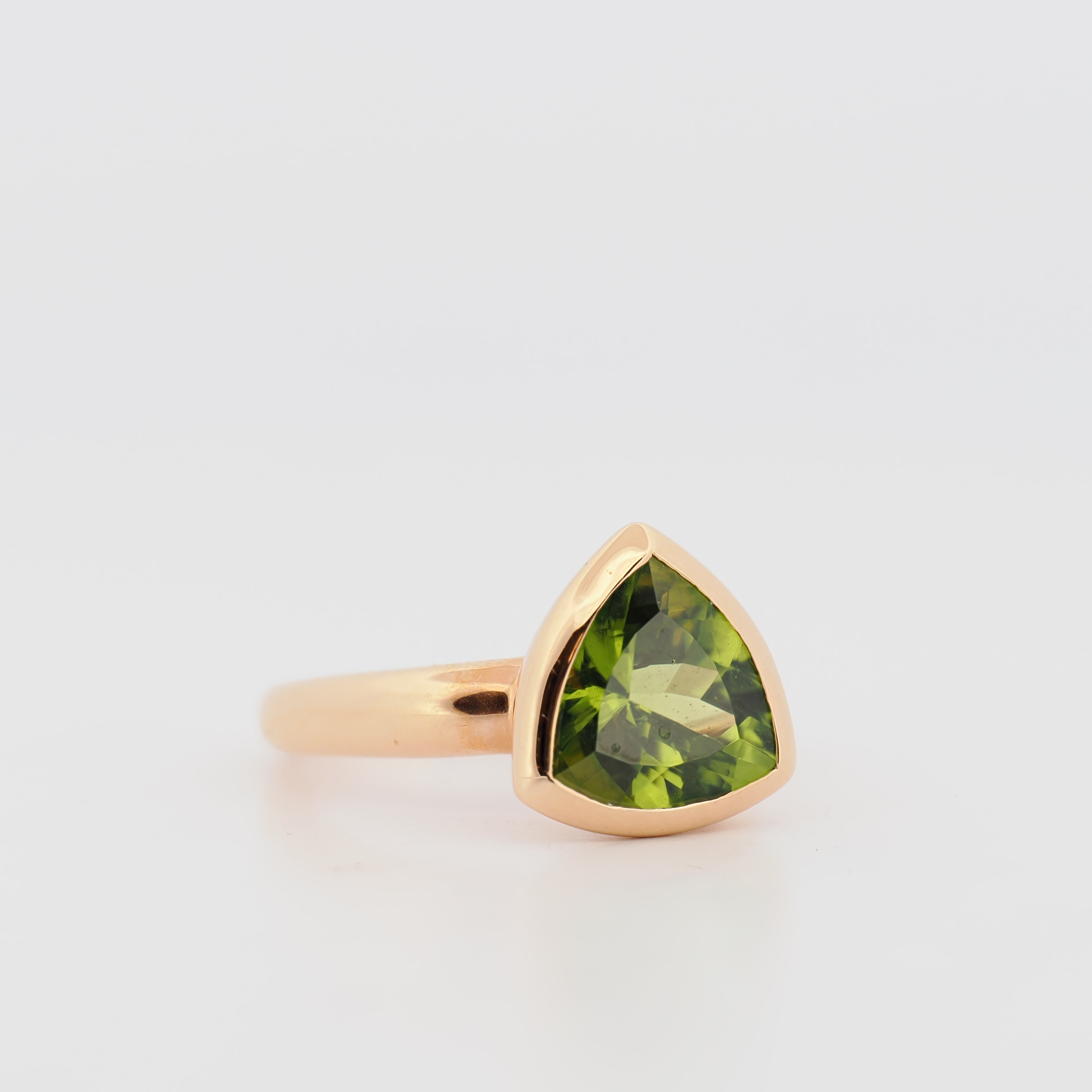 Ring Roségold mit dreieckigem Peridot von Juwelier Spliedt