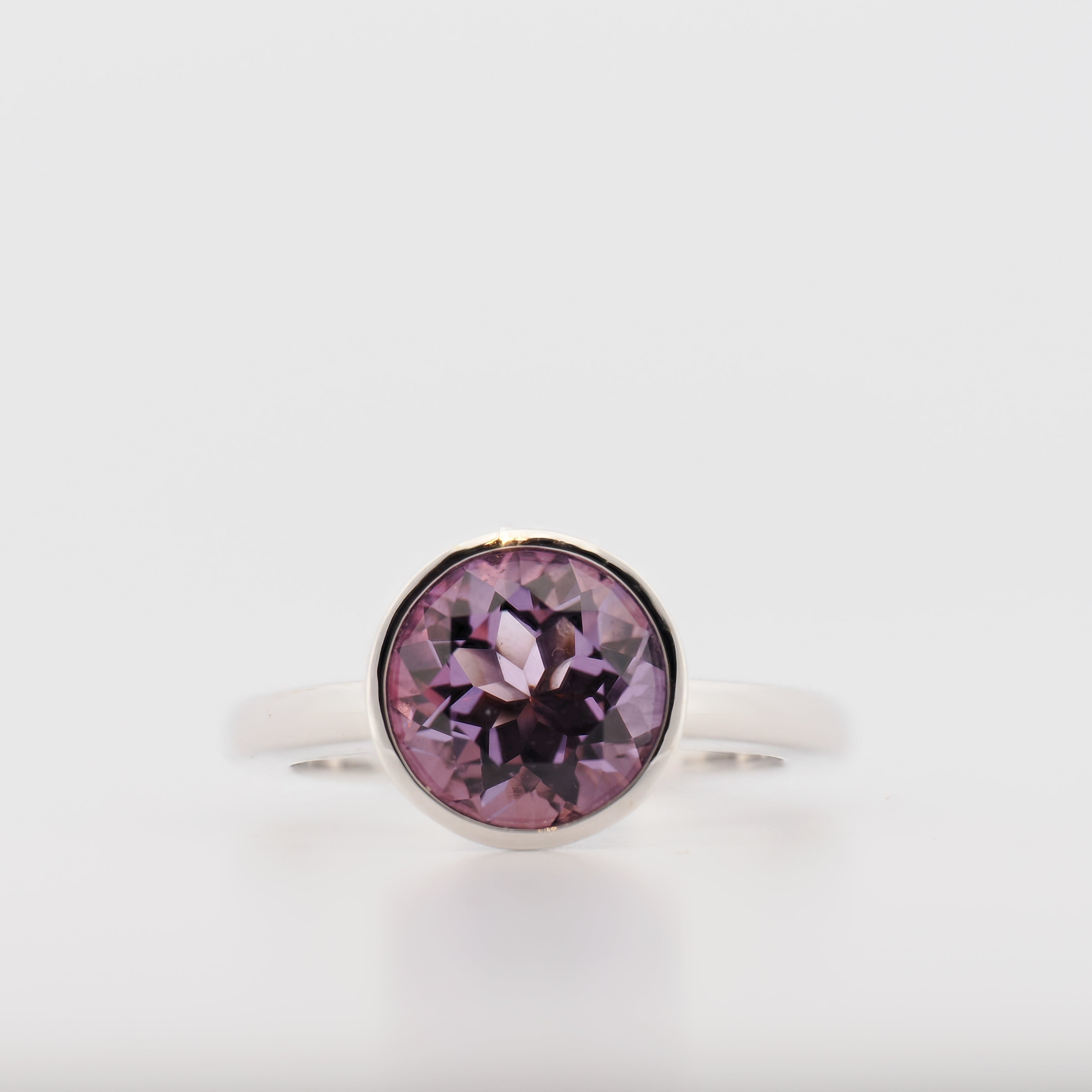 Juwelier Spliedt Ring aus 18K Weißgold mit Amethyst auf hellem Hintergrund