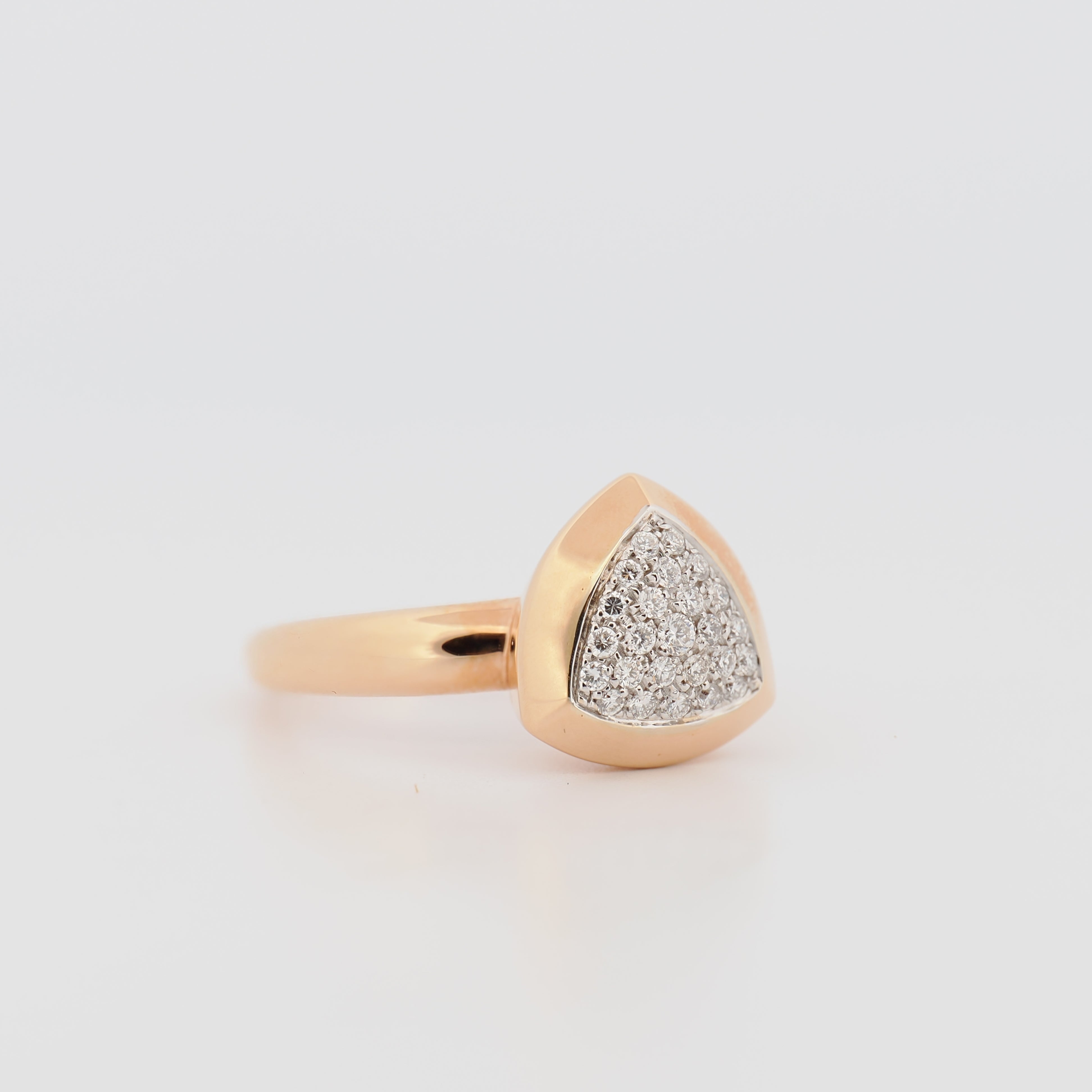 Ring Roségold mit Brillanten von Juwelier Spliedt, funkelnde Steine in dreieckigem Design auf weißem Hintergrund