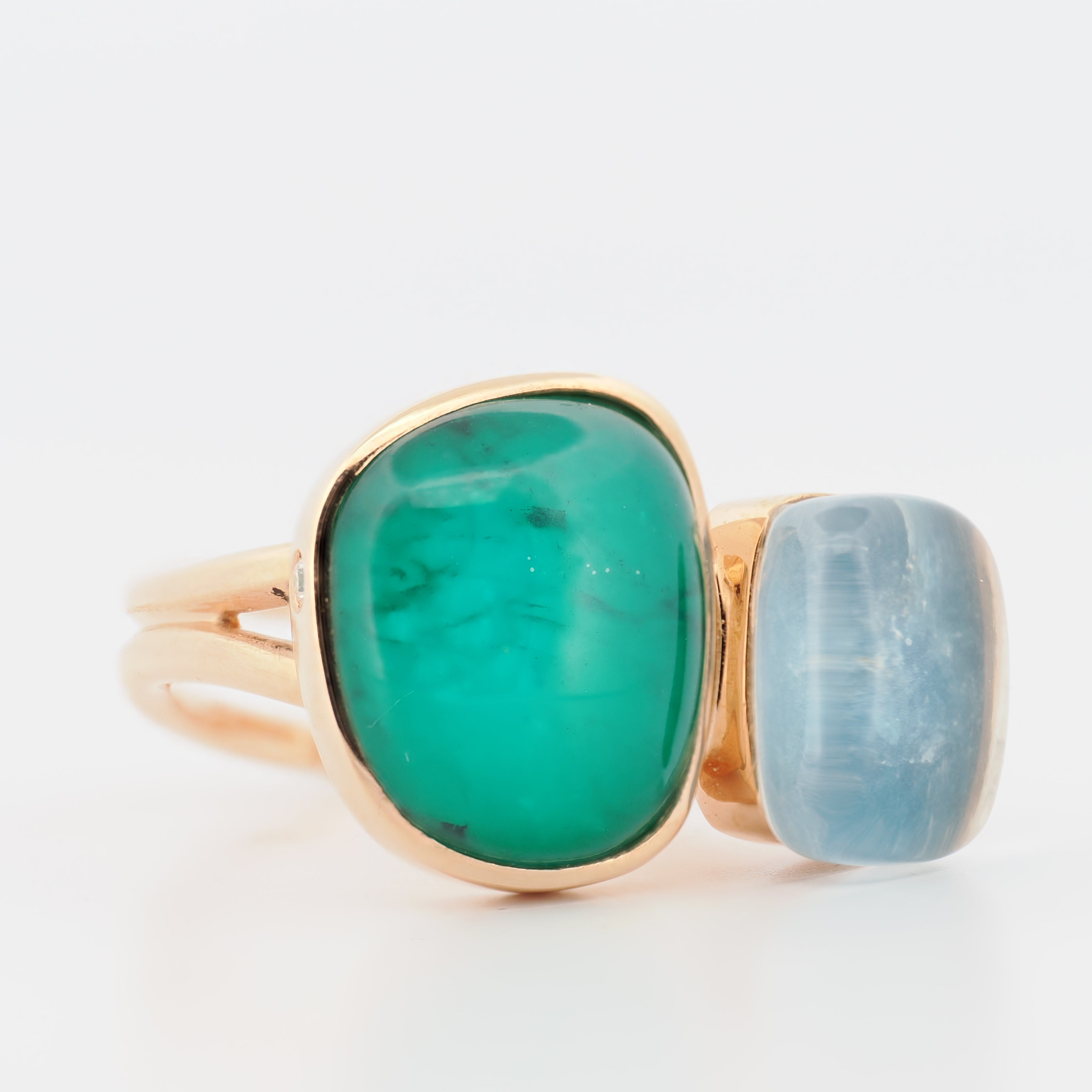 Bigli Chloé x Sweety Ring aus Gelbgold mit Smaragd und Apatit auf weißem Hintergrund