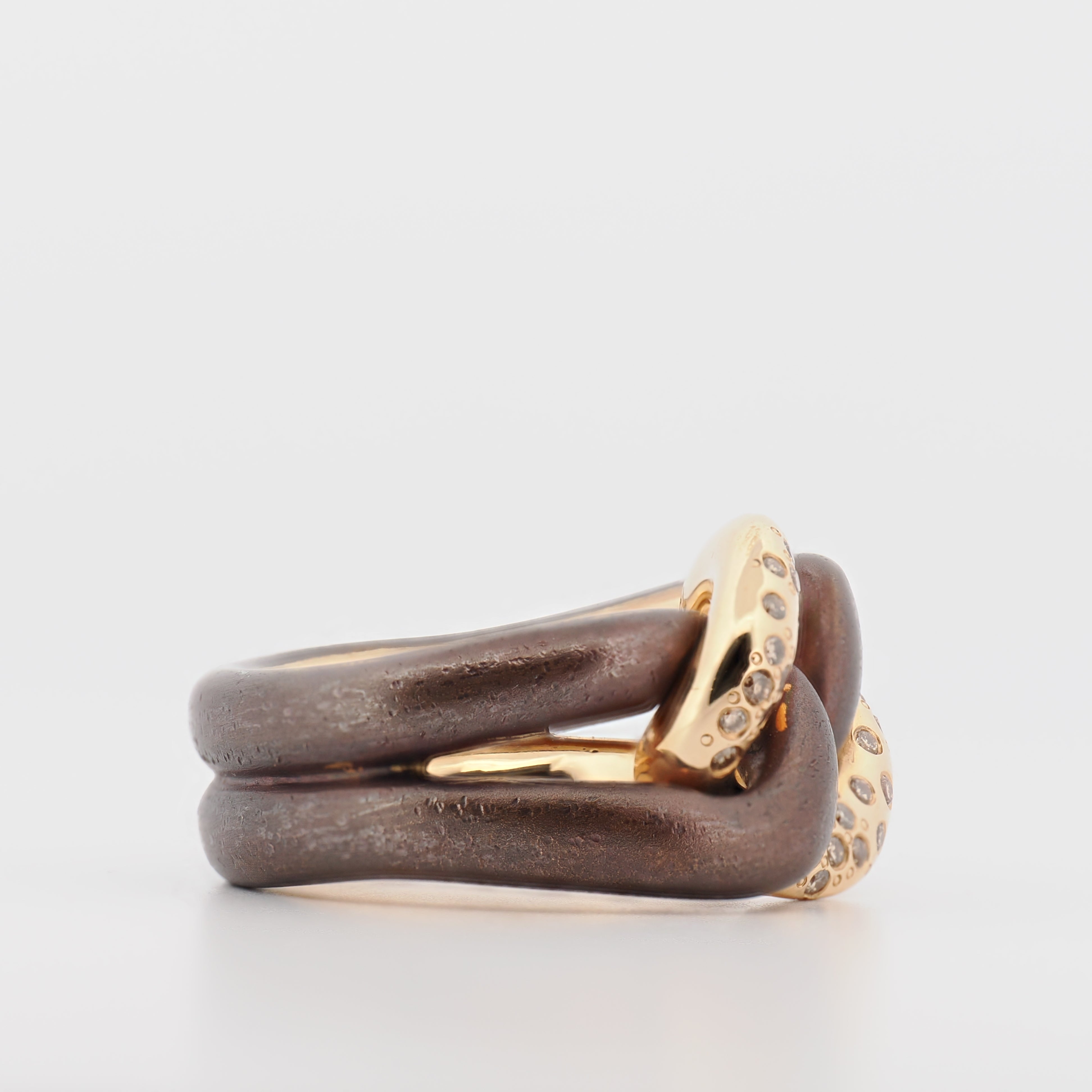 IsabelleFa Ring aus Bronze und 18k Roségold mit Diamanten auf weißem Hintergrund