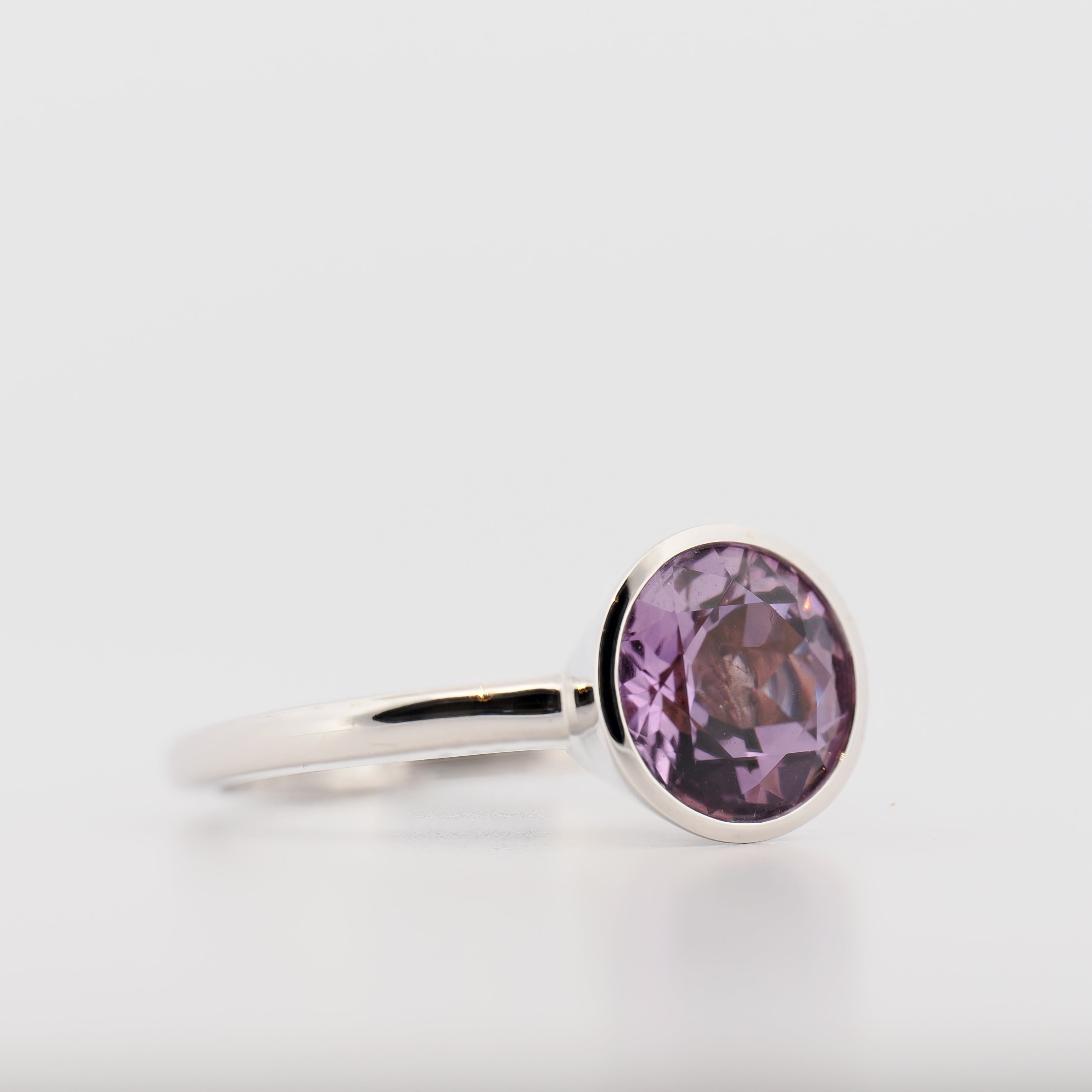 Juwelier Spliedt Ring aus 18K Weißgold mit einem lila Amethyst im Brillantschliff auf weißem Hintergrund