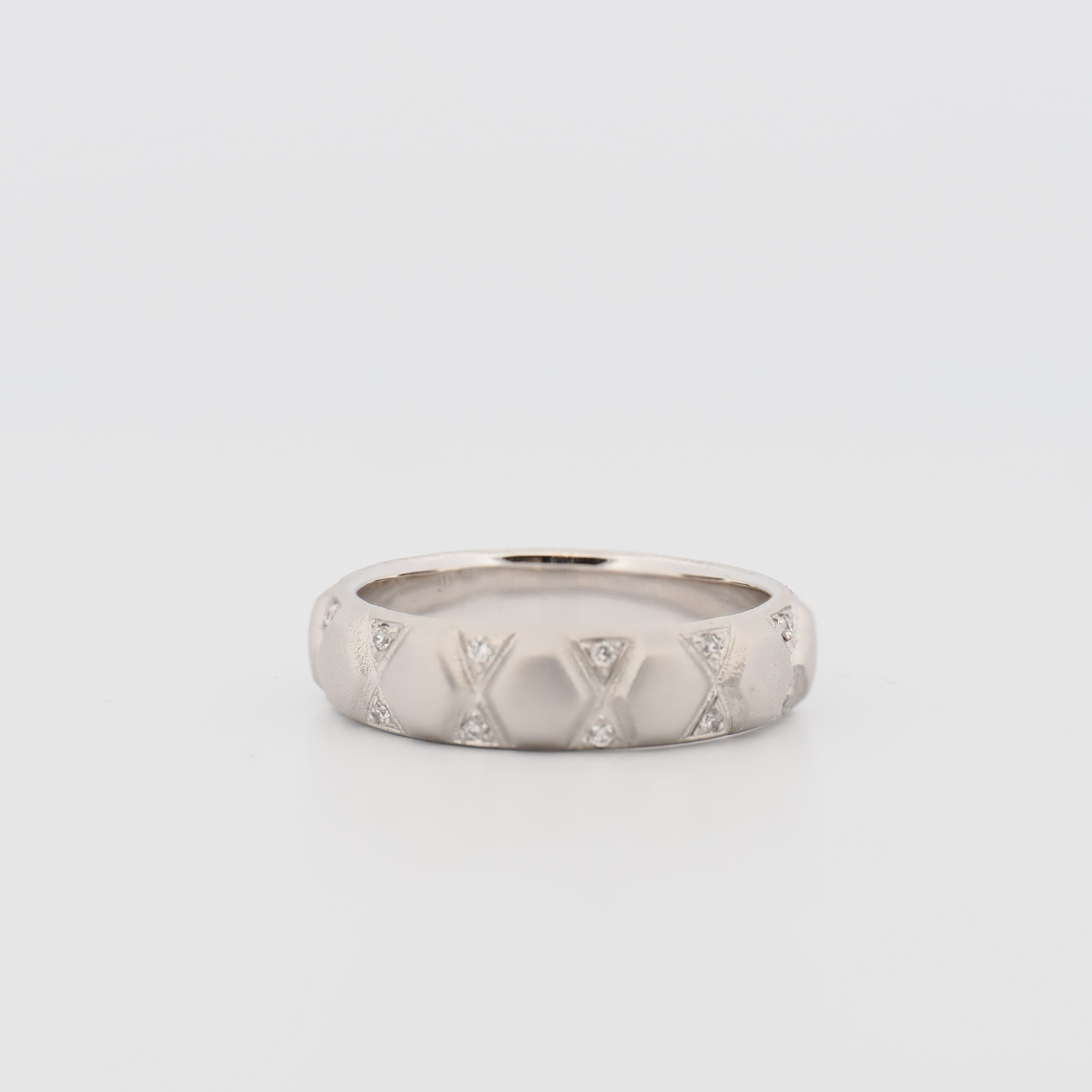 Spreckelsen Snakeskin Classic Ring aus rhodiniertem Weißgold mit Brillanten, Muster aus Sechsecken und Dreiecken, auf weiß…
