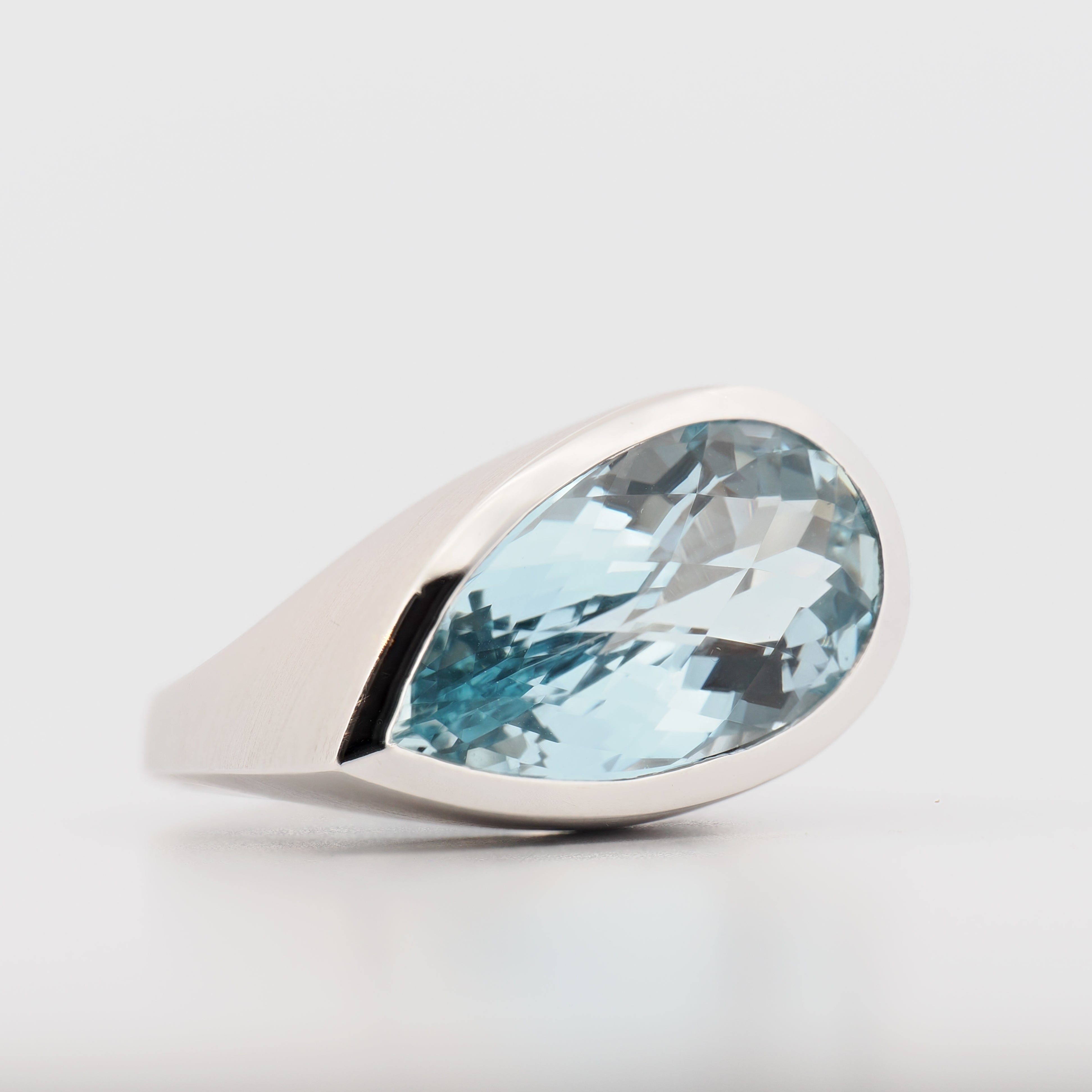 Schneider Schmuckdesign Ring aus Weißgold mit Turmalin, Tropfenschliff auf neutralem Hintergrund