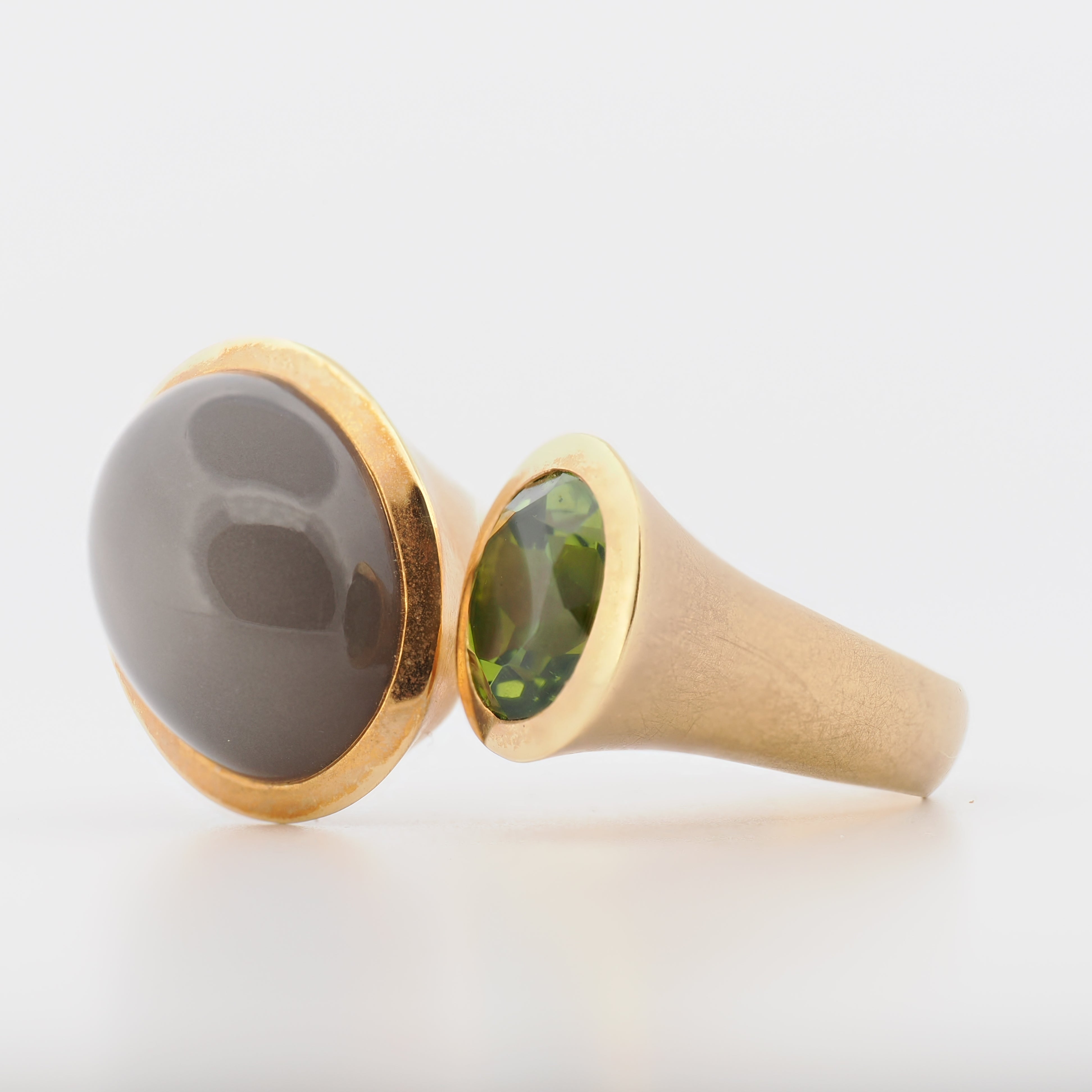 Schneider Schmuckdesign Ring in 18K Gelbgold mit grauem Mondstein und grünem Turmalin