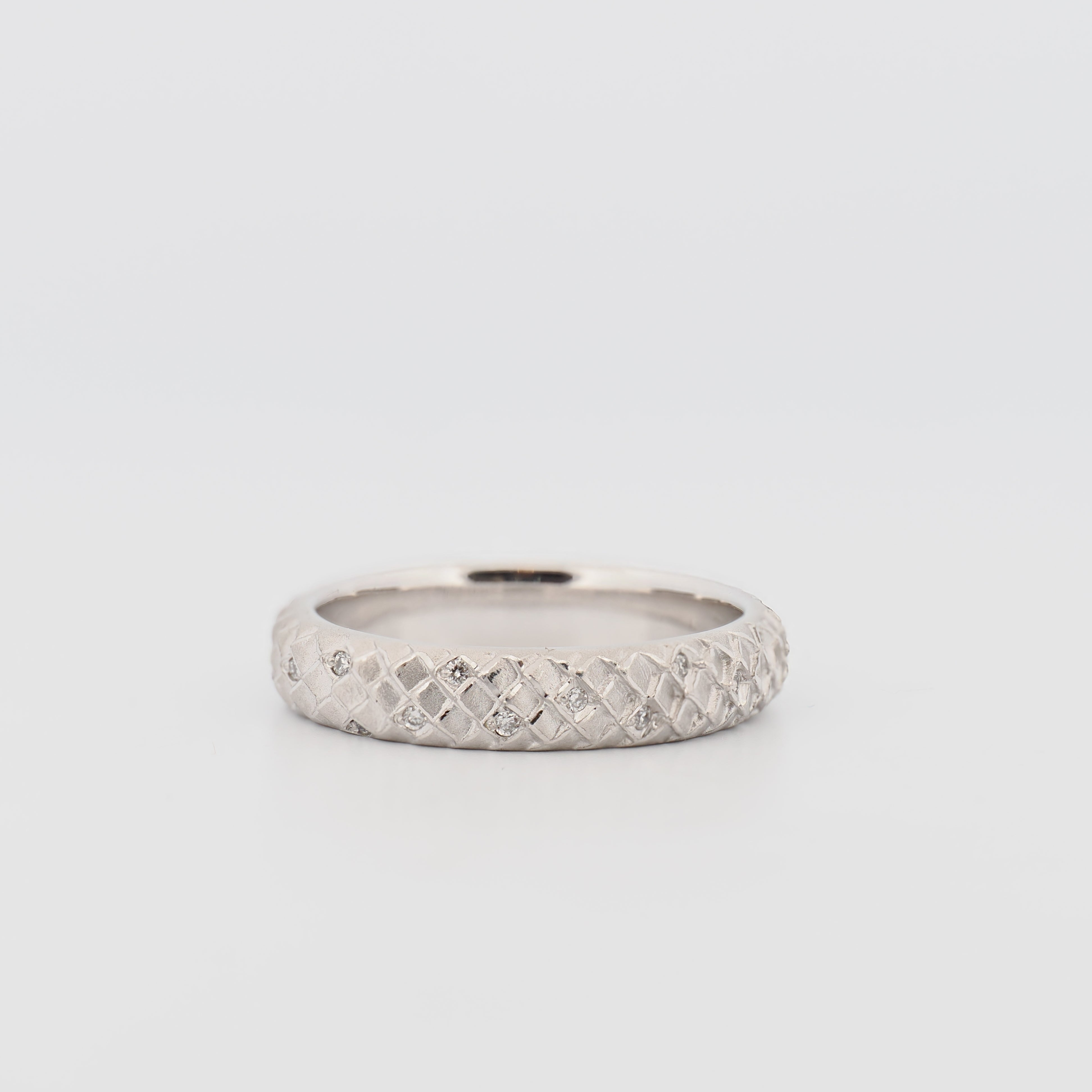 Spreckelsen Snakeskin Ring 18k rhodiniertes Weißgold mit weißen Brillanten auf hellem Hintergrund