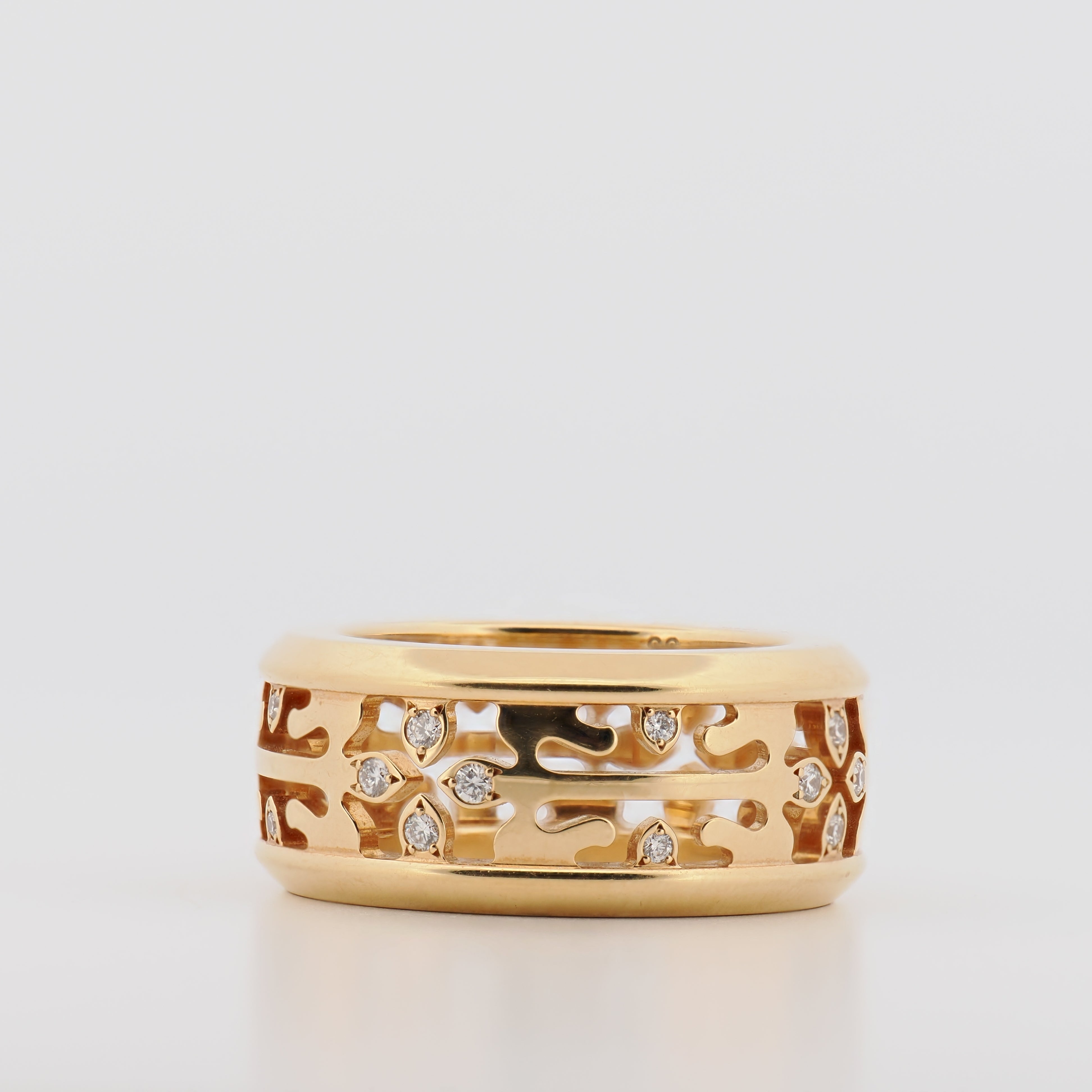 Patek Philippe Calatrava Ring aus 18k Roségold mit Diamanten, seitliche Ansicht auf weißem Hintergrund