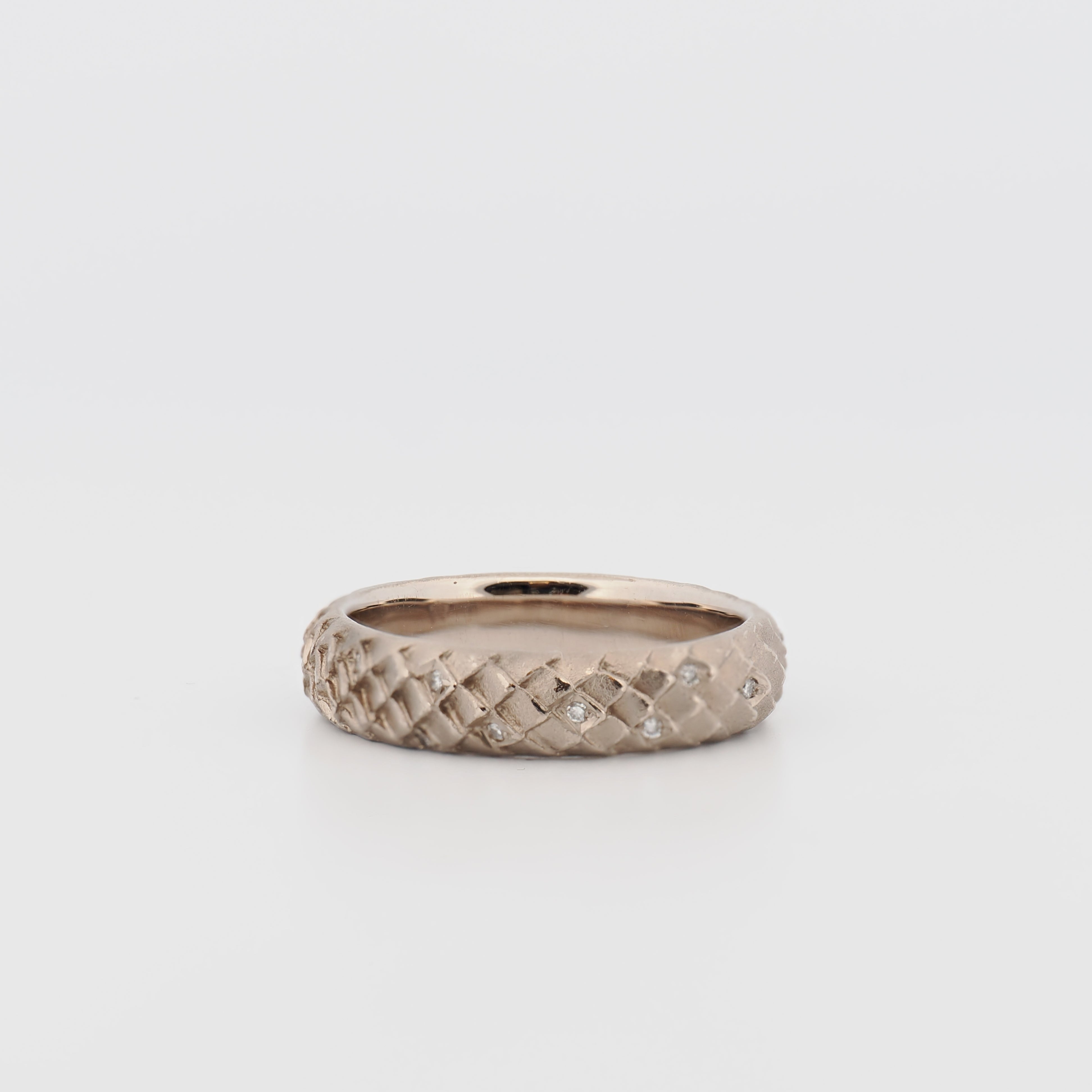 Spreckelsen Snakeskin Ring in 18k rhodiniertem Weißgold mit weißen Brillanten, Nahaufnahme