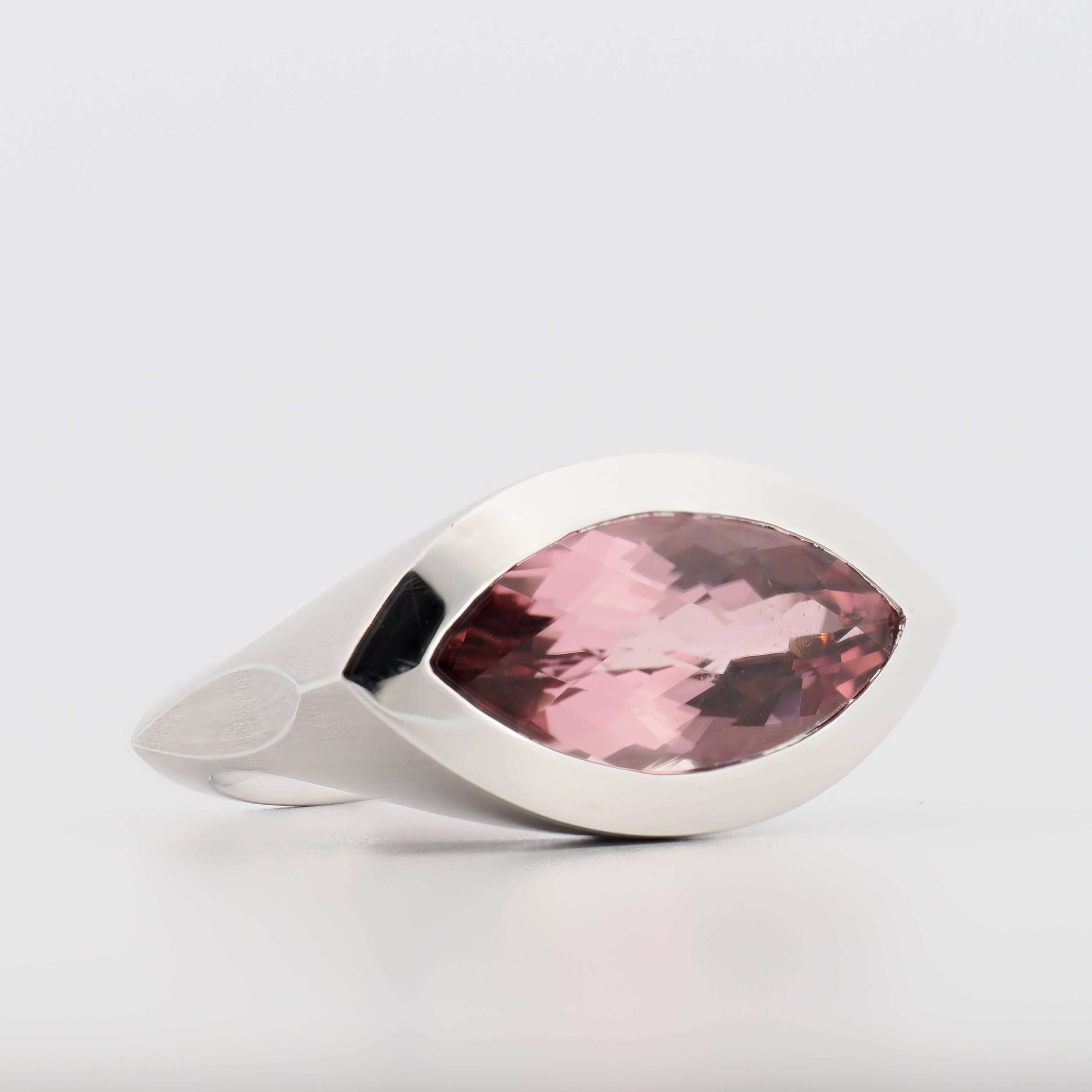 Schneider Schmuckdesign Ring aus Weißgold mit pinkem Turmalin im Marquiseschliff auf weißem Hintergrund