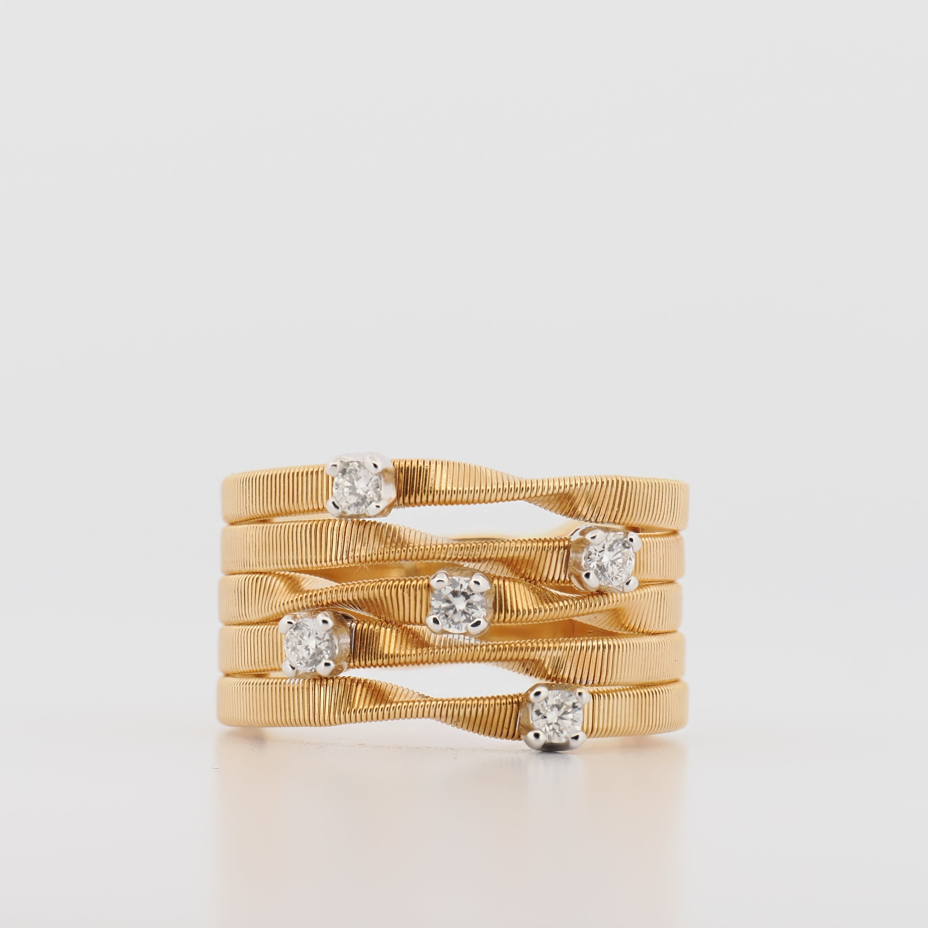 Marco Bicego Ring Gelbgold mit fünf Brillanten, gestapelte gewellte Bänder mit Diamanten, Nahaufnahme