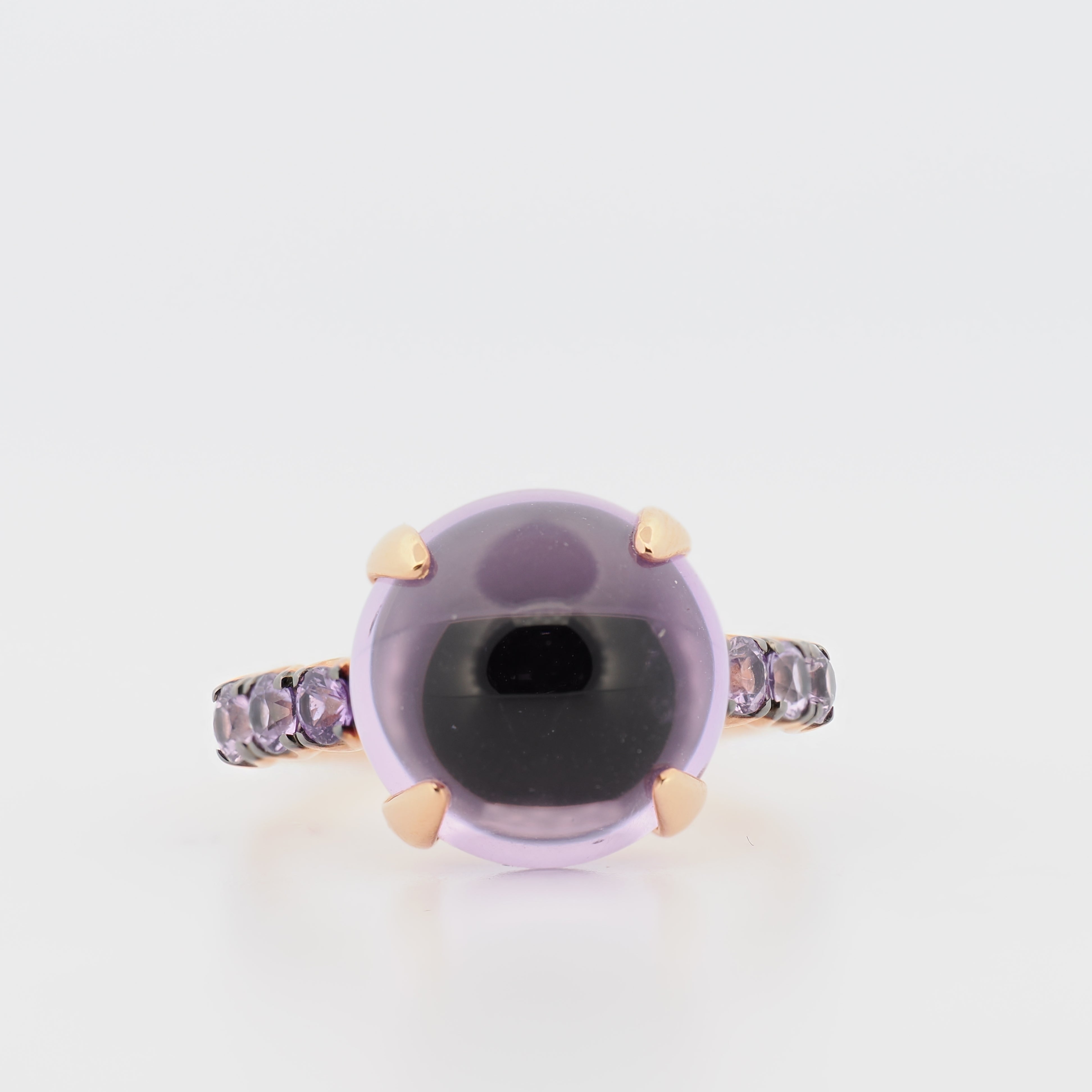 Fiore Ring in Roségold mit Amethyst und violetten Saphiren detailreich in Nahaufnahme auf hellem Hintergrund