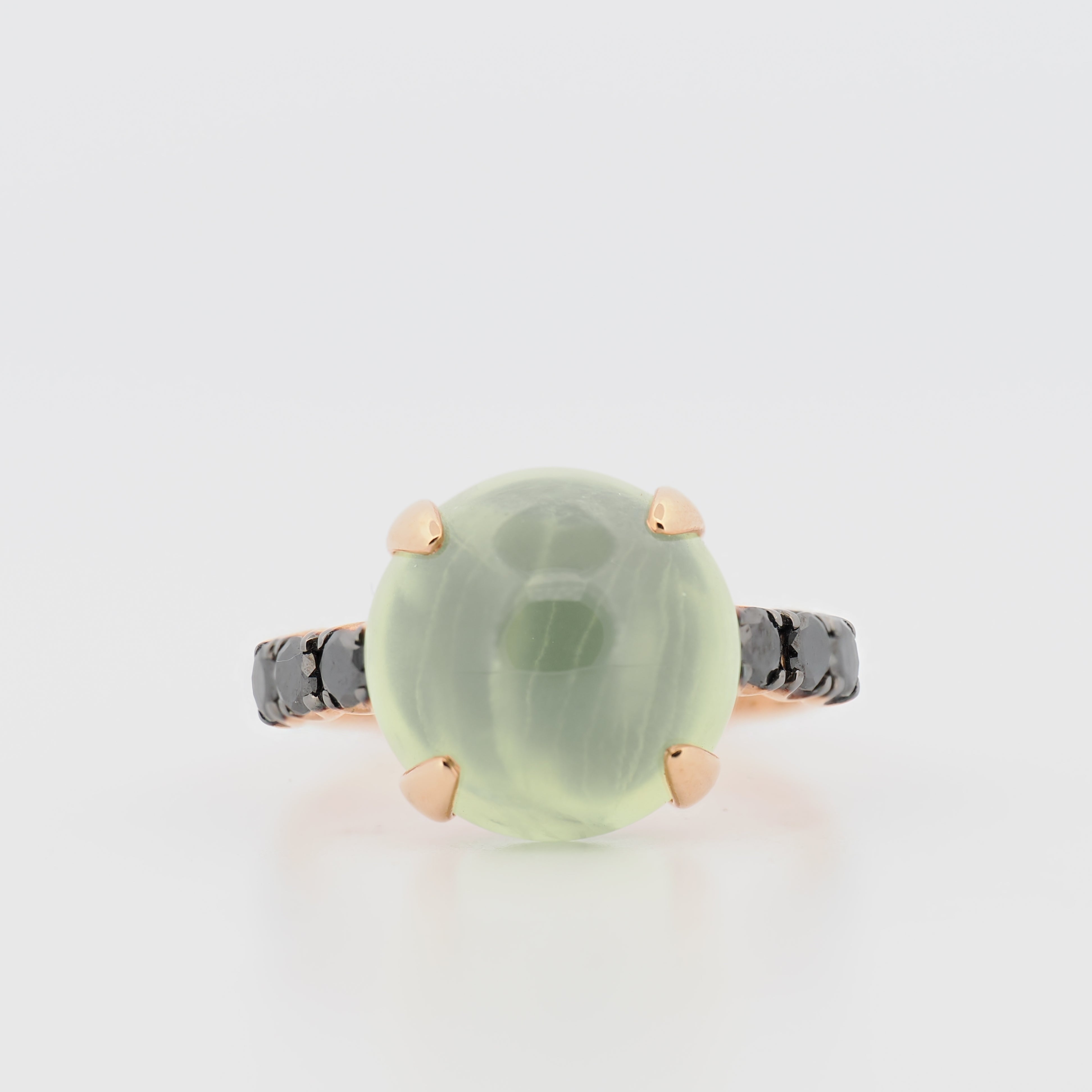 Fiore Ring Roségold Prehnit schwarz Diamanten runder Cabochon Fassung im Vordergrund
