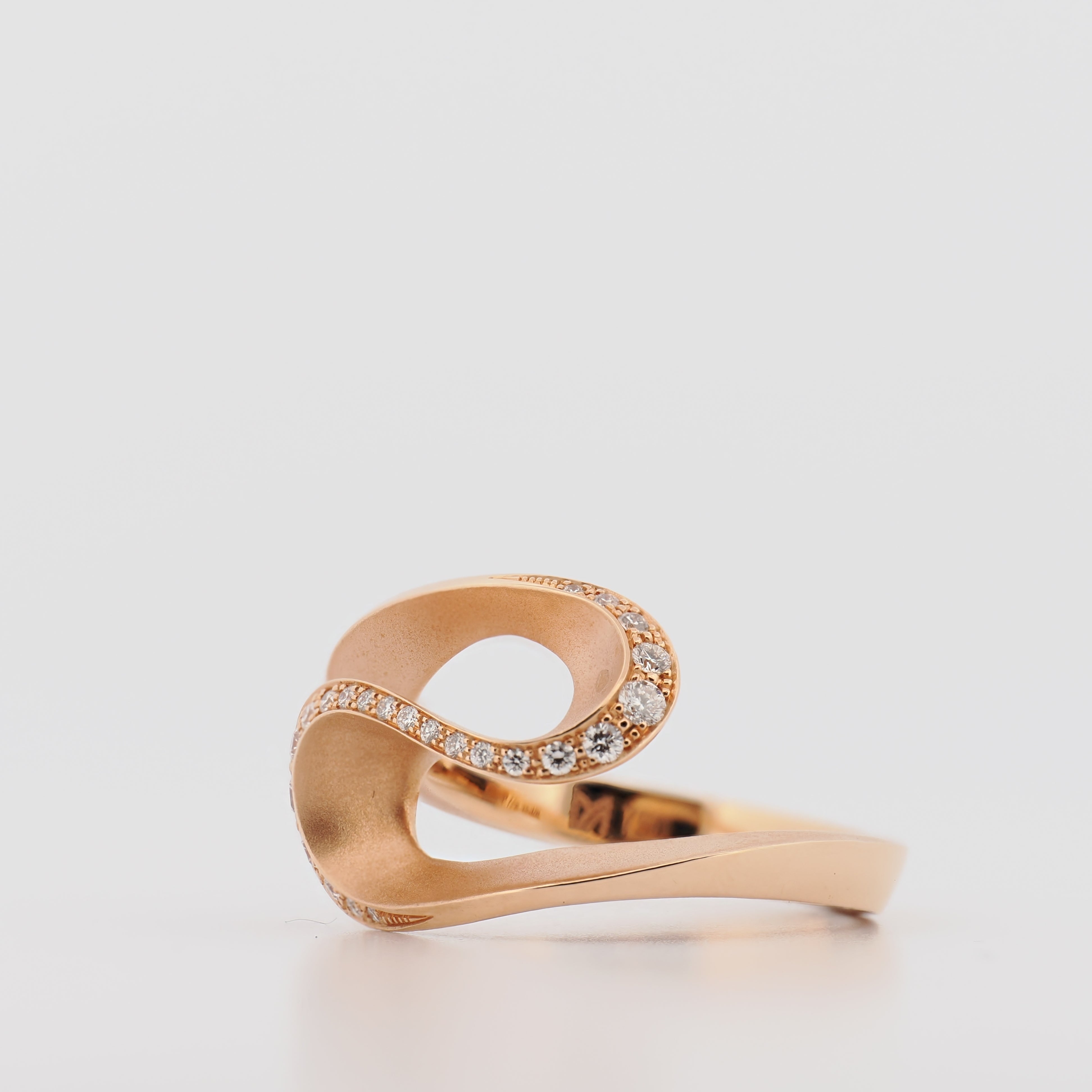 Meister Ring aus 18k Roségold mit Brillanten auf weißem Hintergrund