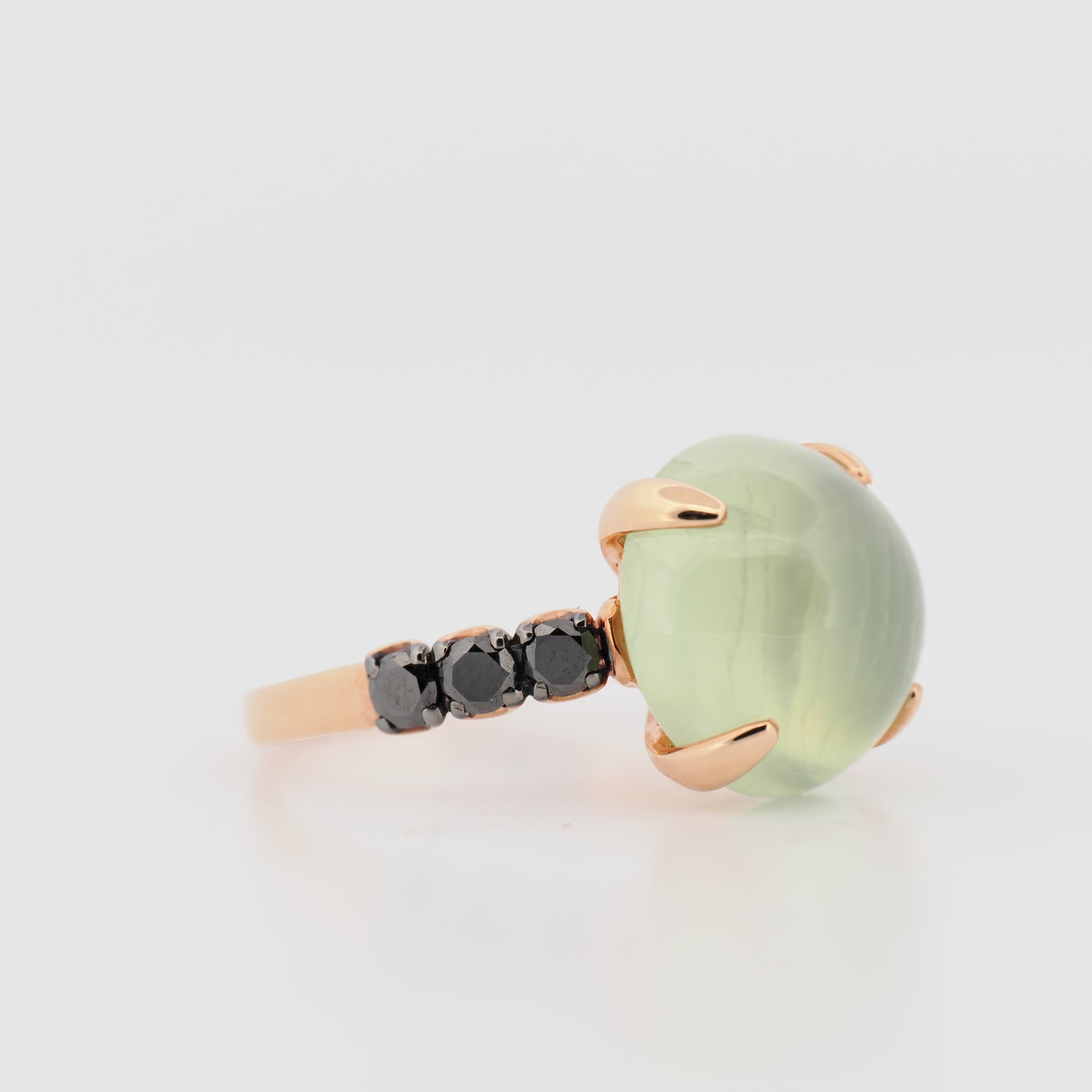 Fiore Ring aus Roségold mit hellem grünen Prehnit und drei schwarzen Diamanten auf weißem Hintergrund
