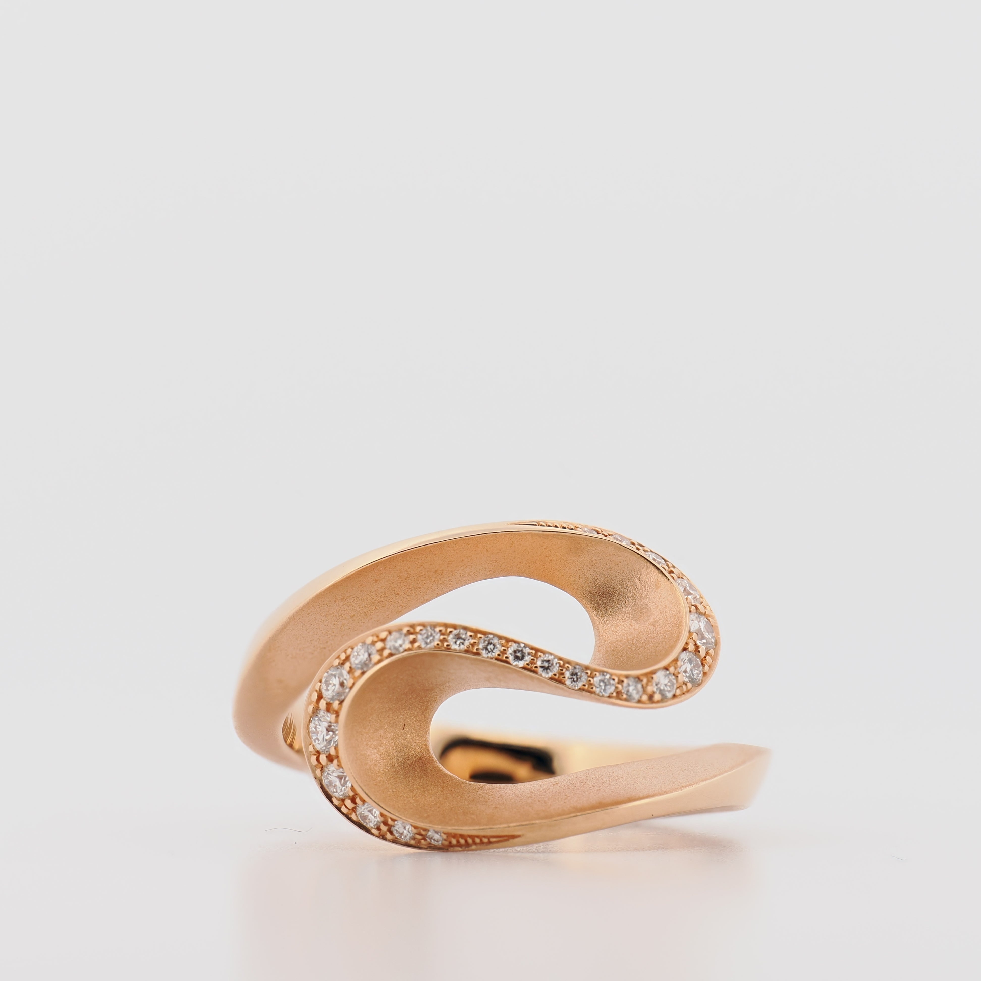 Meister Ring aus 18k Roségold mit Brillanten, wellenförmiges Design, nahaufnahme