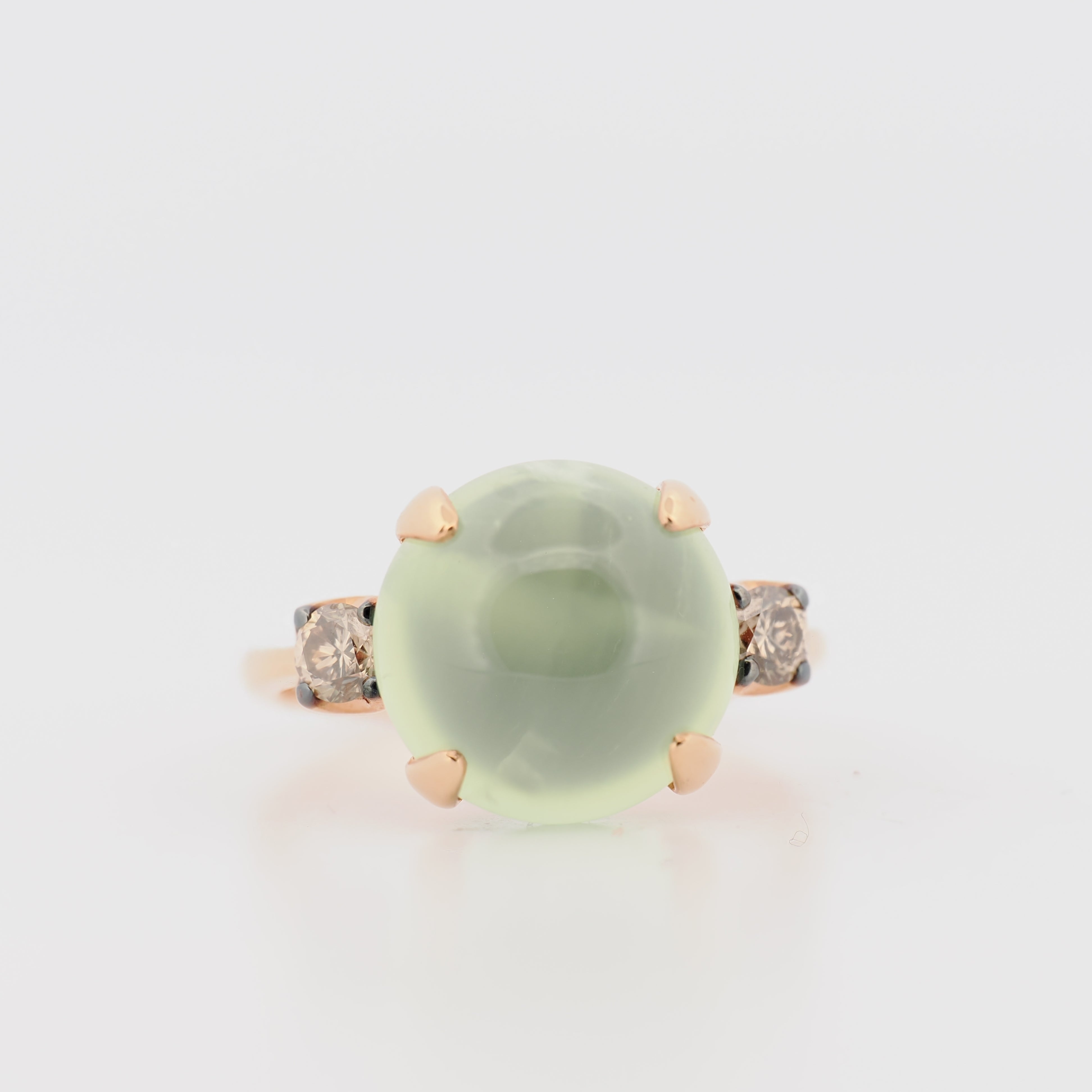 Fiore Ring in Roségold mit rundem Prehnit-Cabochon und zwei seitlichen braunen Diamanten