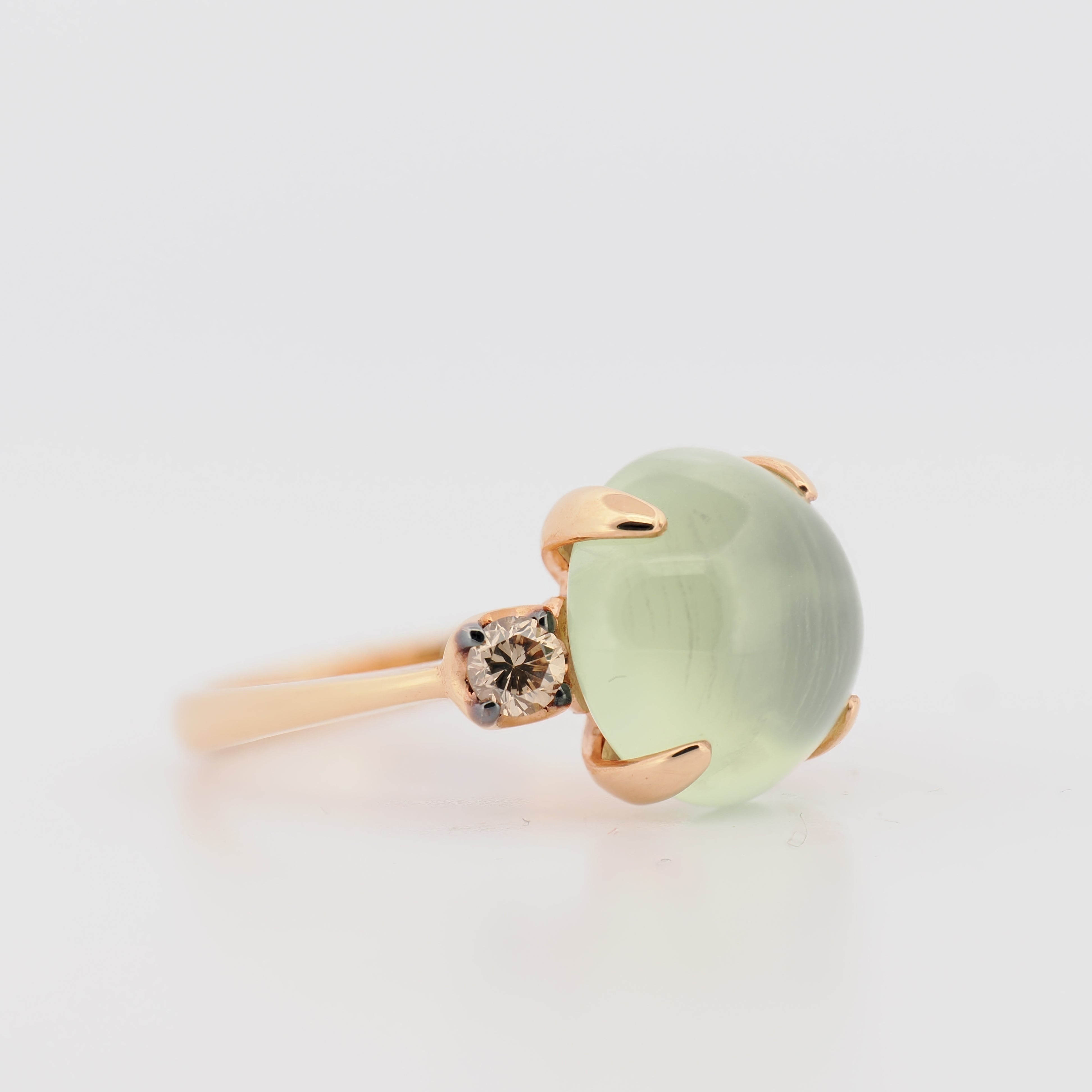 Fiore Roségoldring mit rundem grünen Prehnit und kleinem braunen Diamanten vor weißem Hintergrund