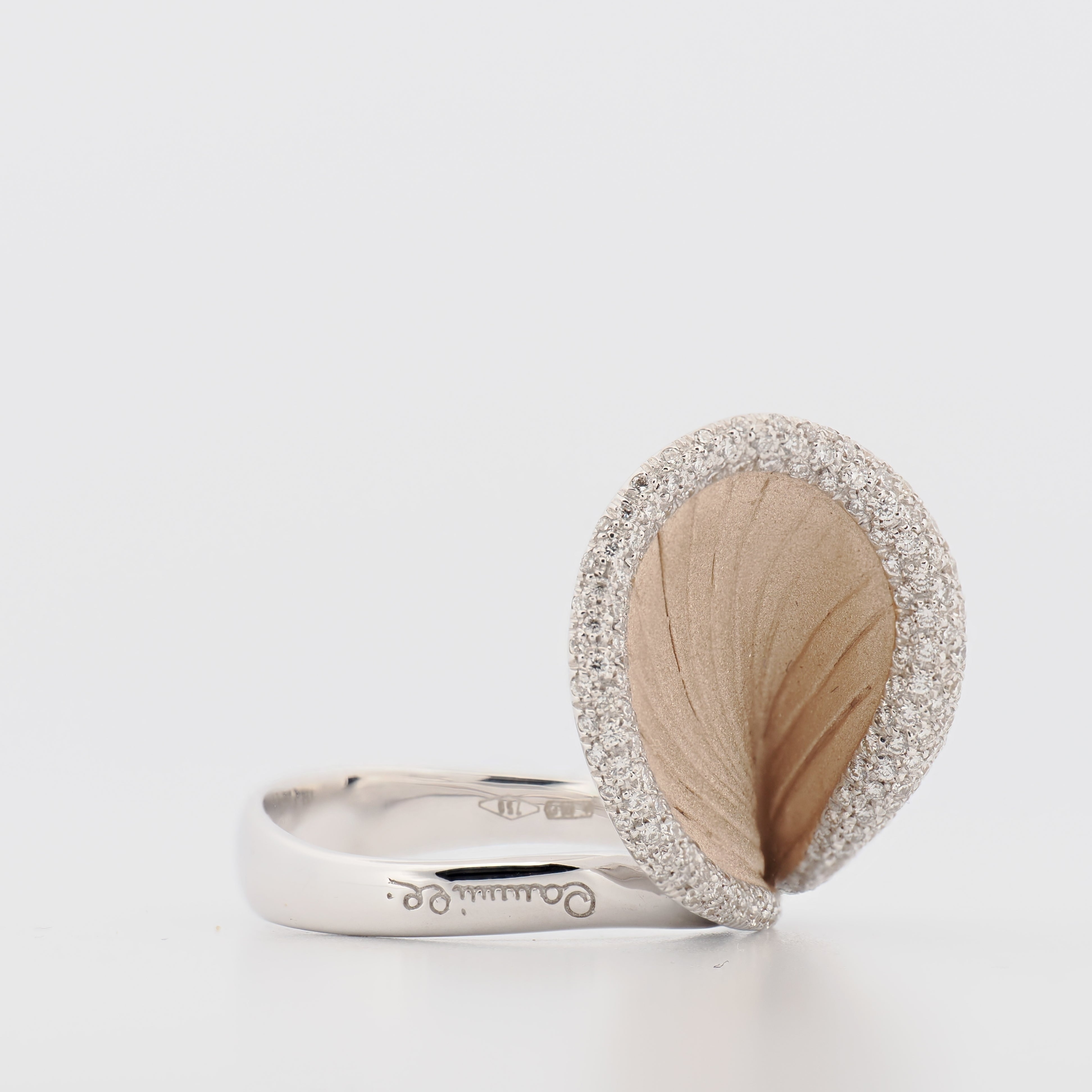Annamaria Camilli Rivage Ring aus Weißgold mit weißgoldener Blattform, besetzt mit Diamanten auf weißem Hintergrund