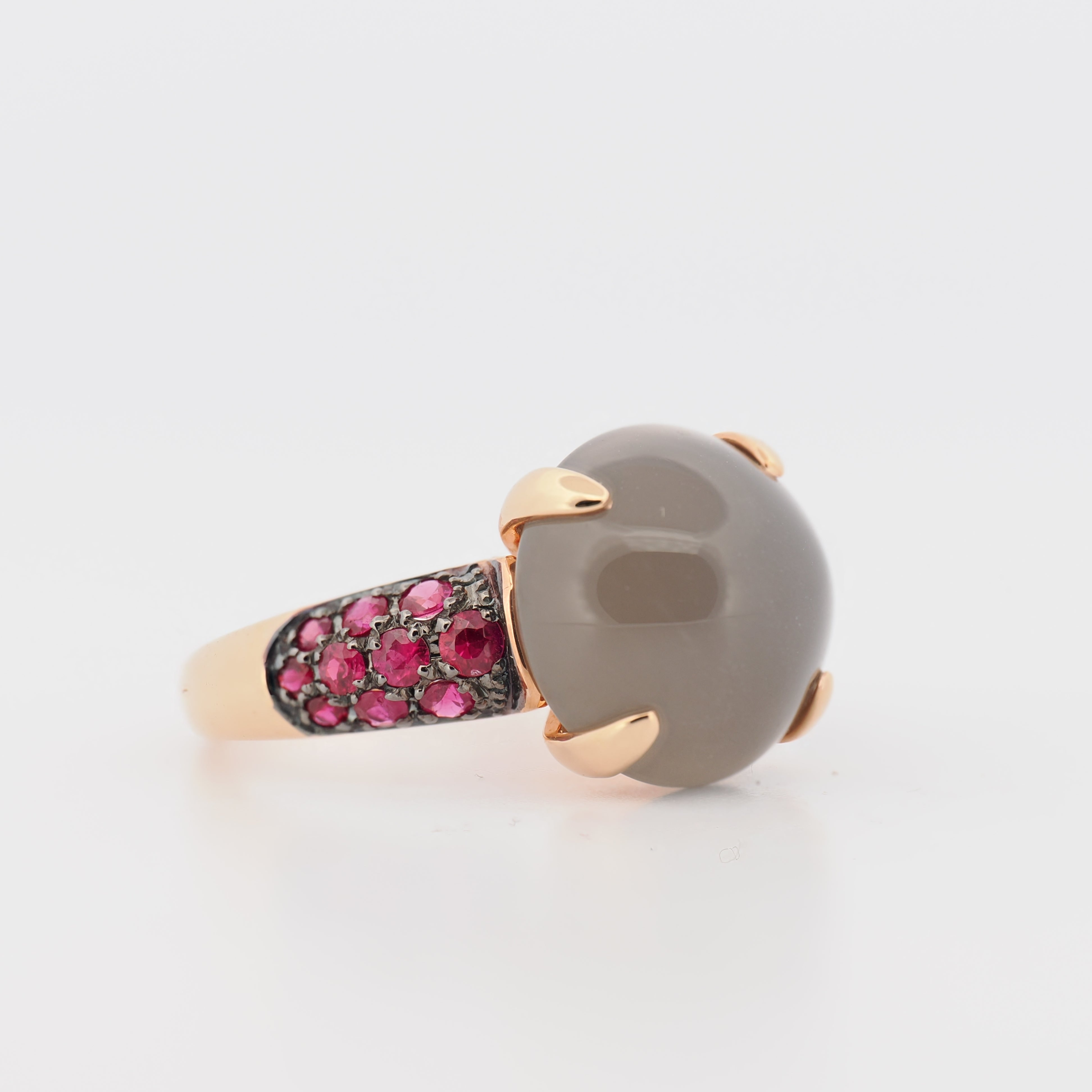 Fiore Ring in Roségold mit Mondstein und pinken Saphiren, Nahaufnahme auf weißem Hintergrund