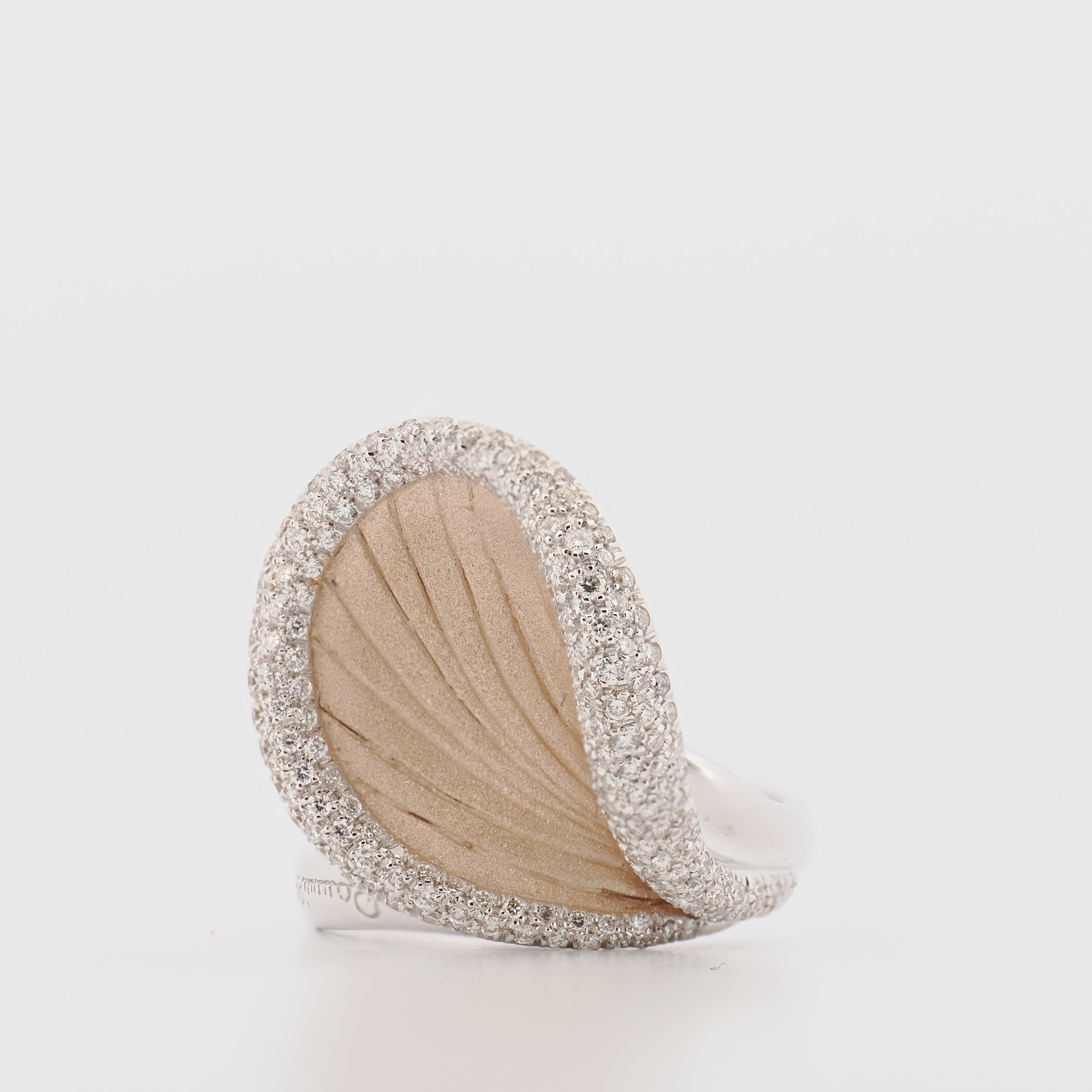 Annamaria Camilli Rivage Ring aus Weißgold, besetzt mit Diamanten, mit texturierter Mittelplatte