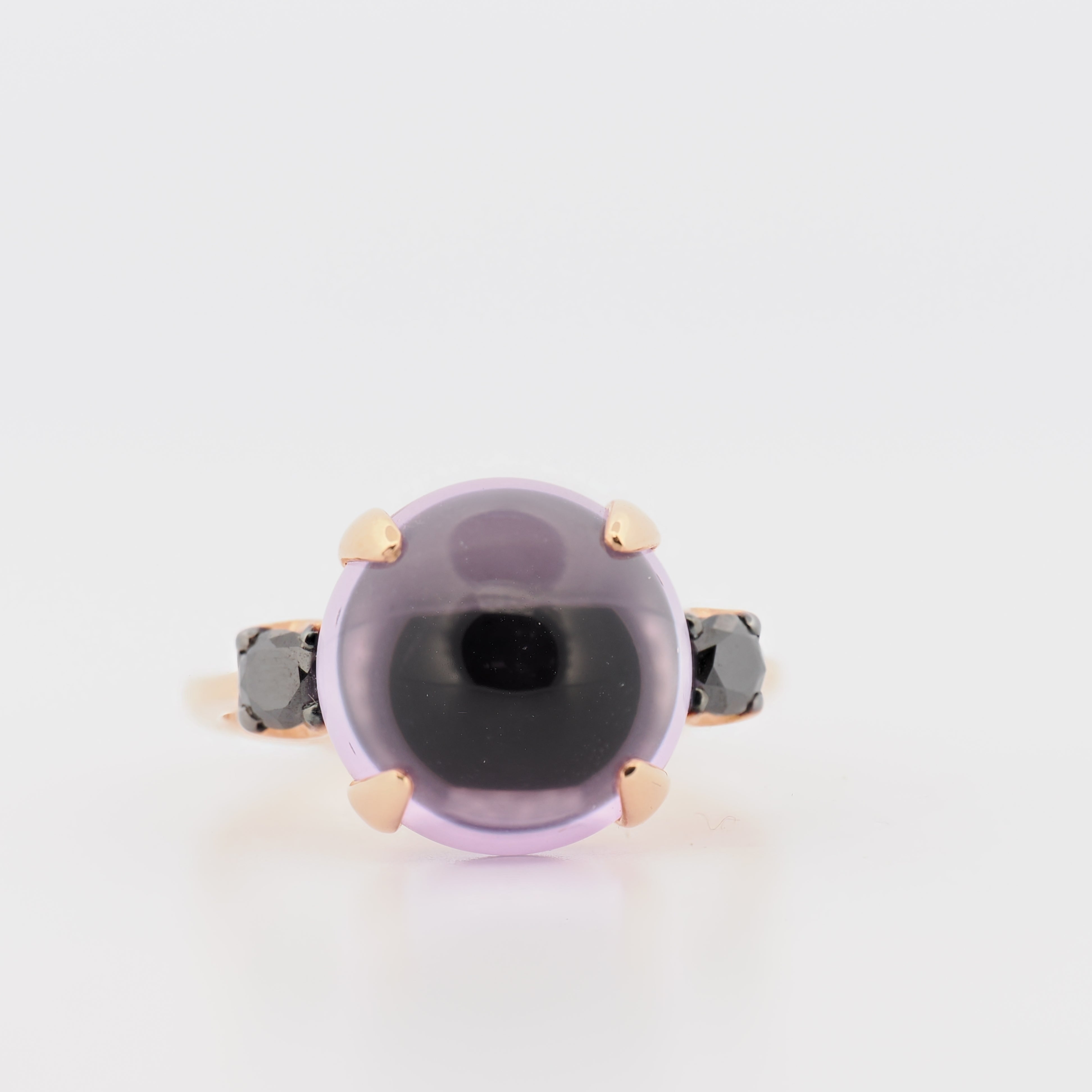 Fiore Ring in Roségold mit Amethyst und schwarzen Diamanten im Frontalansicht auf weißem Hintergrund