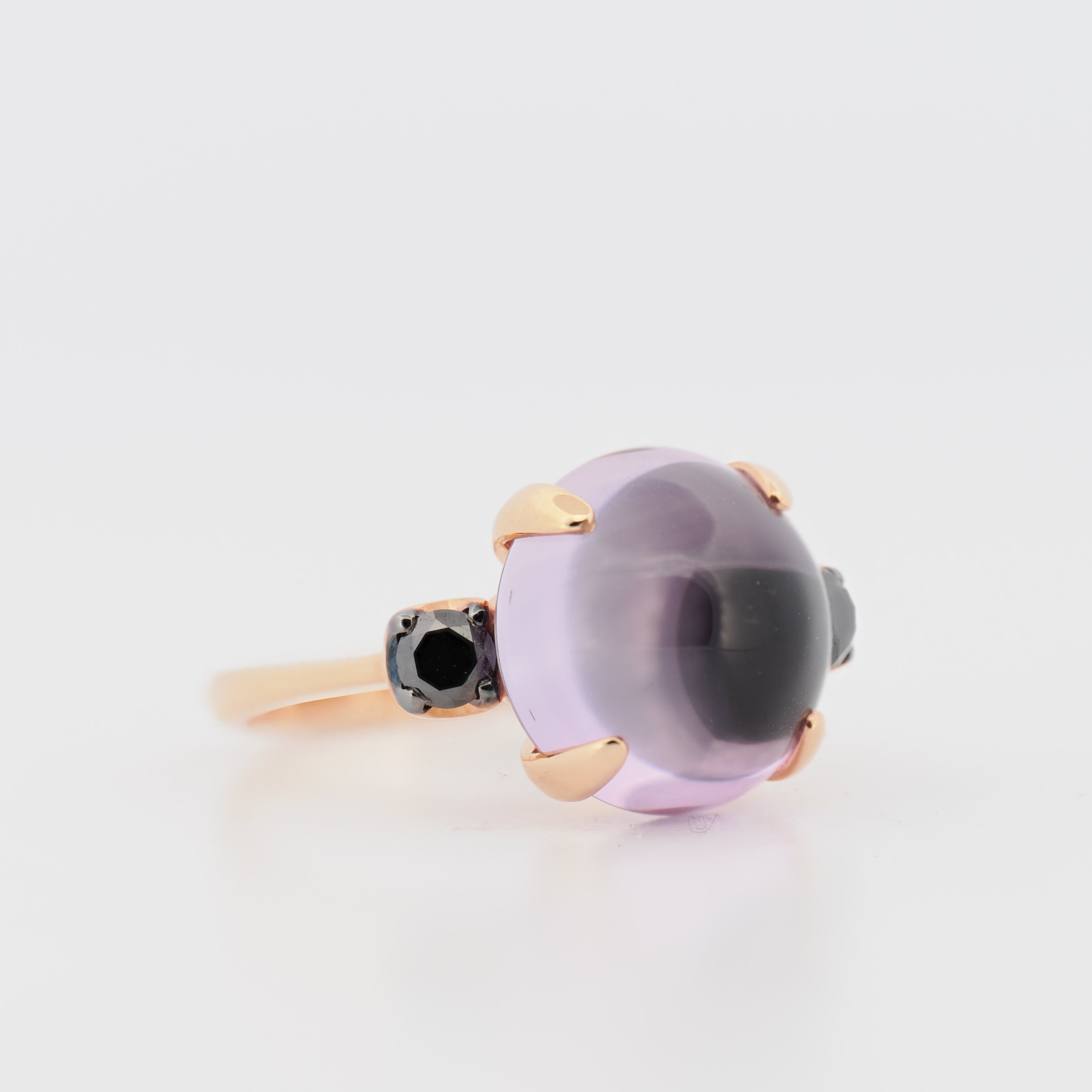 Fiore Ring Roségold Amethyst Cabochon mit schwarzen Diamanten auf weißem Hintergrund