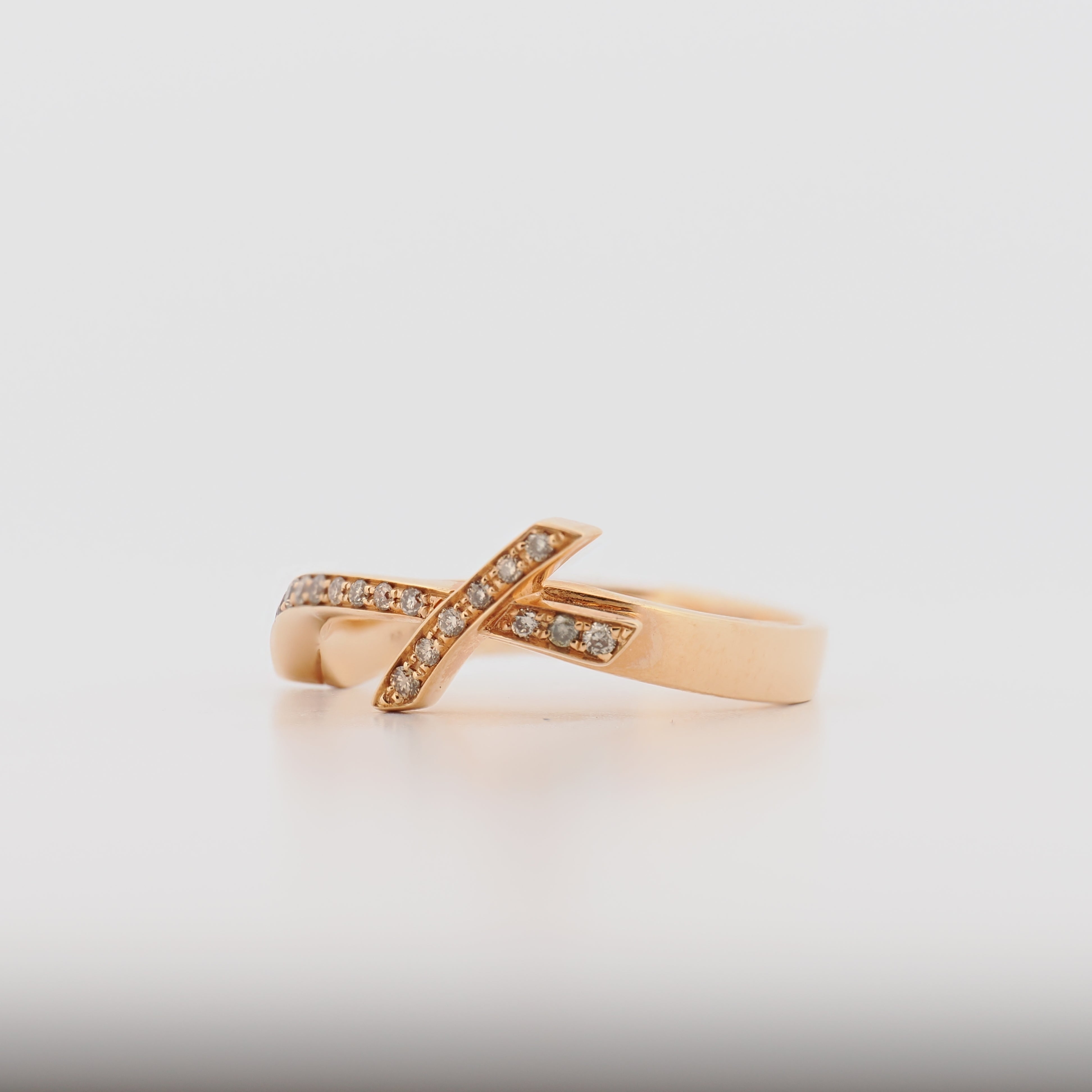 Meissen Ring Swords aus Roségold klein, ein eleganter Ring mit feinen Diamanten auf hellem Hintergrund