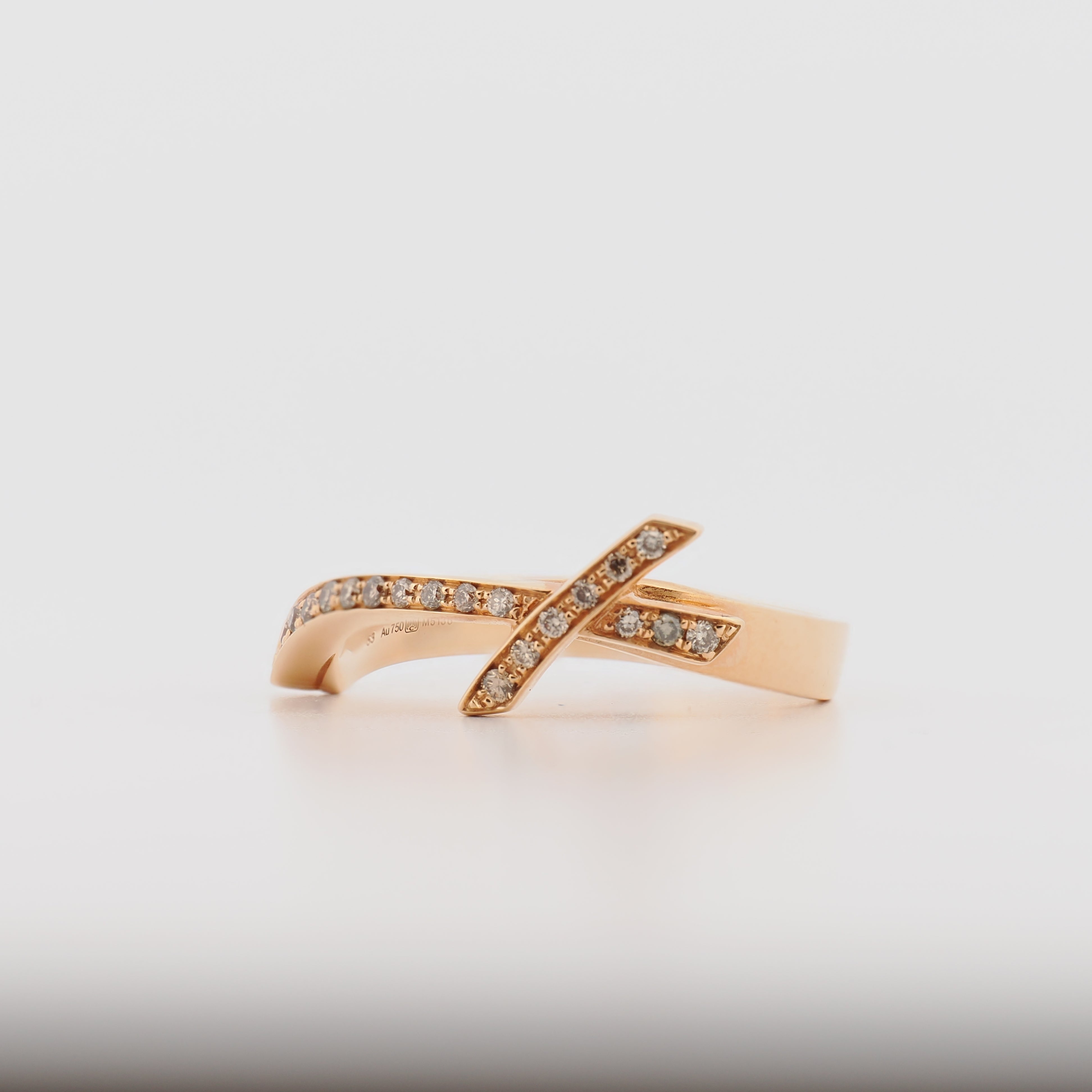 Meissen Swords Ring aus Roségold, klein, besetzt mit kleinen Diamanten, auf weißem Hintergrund