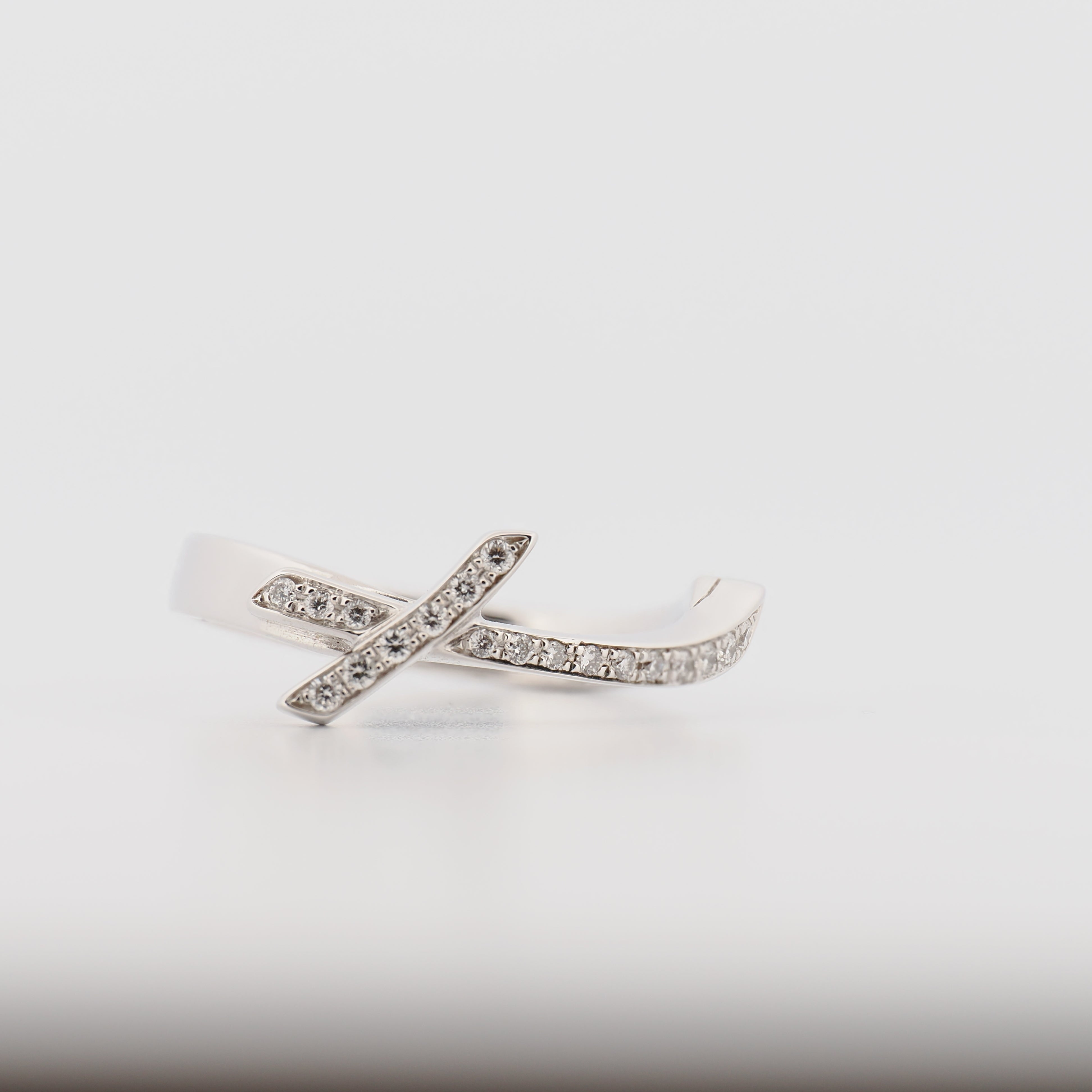 Meissen Ring Swords aus Weißgold klein mit Diamanten auf weißem Hintergrund