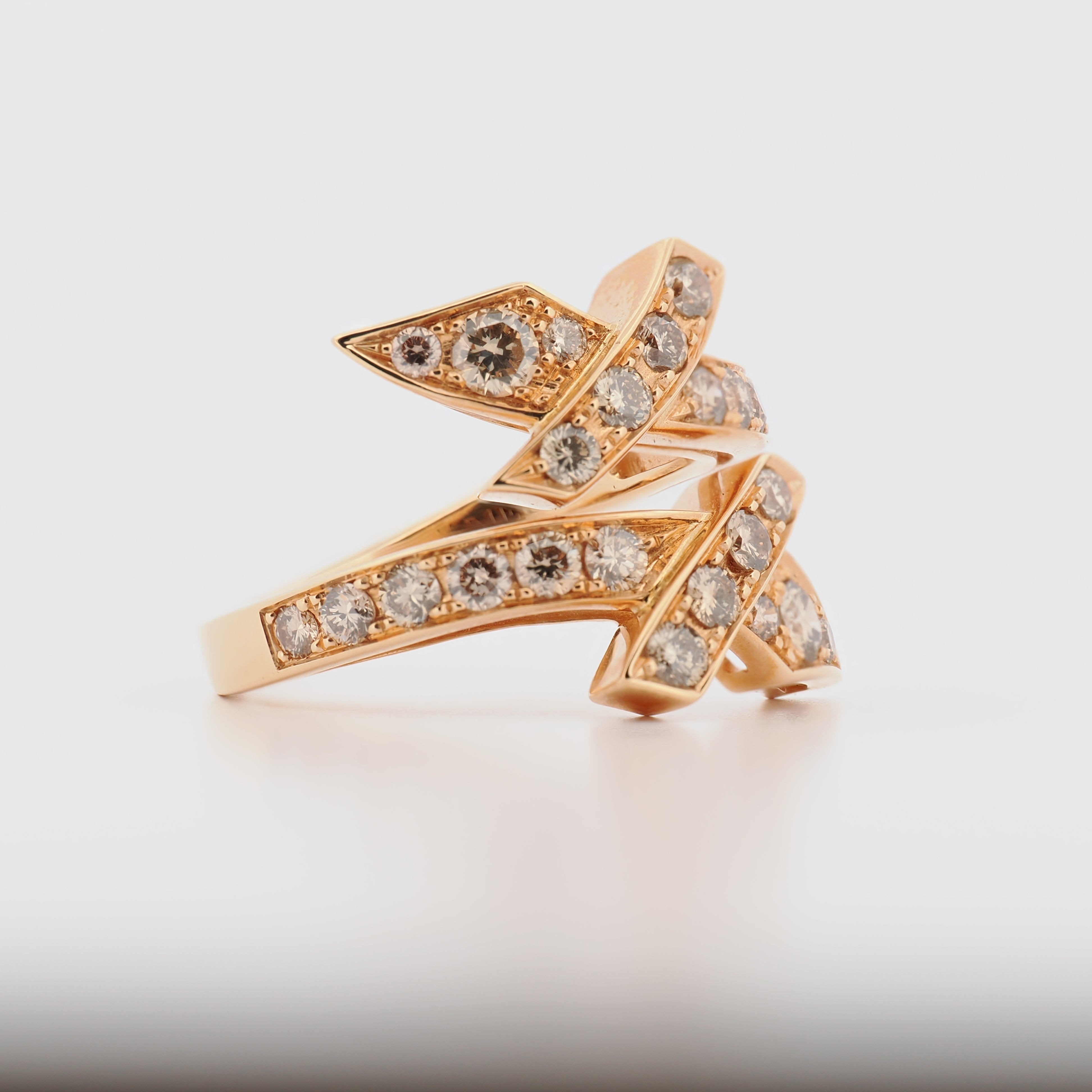 Meissen Swords Ring aus Roségold mit Diamanten, von vorne leicht seitlich auf weißem Hintergrund