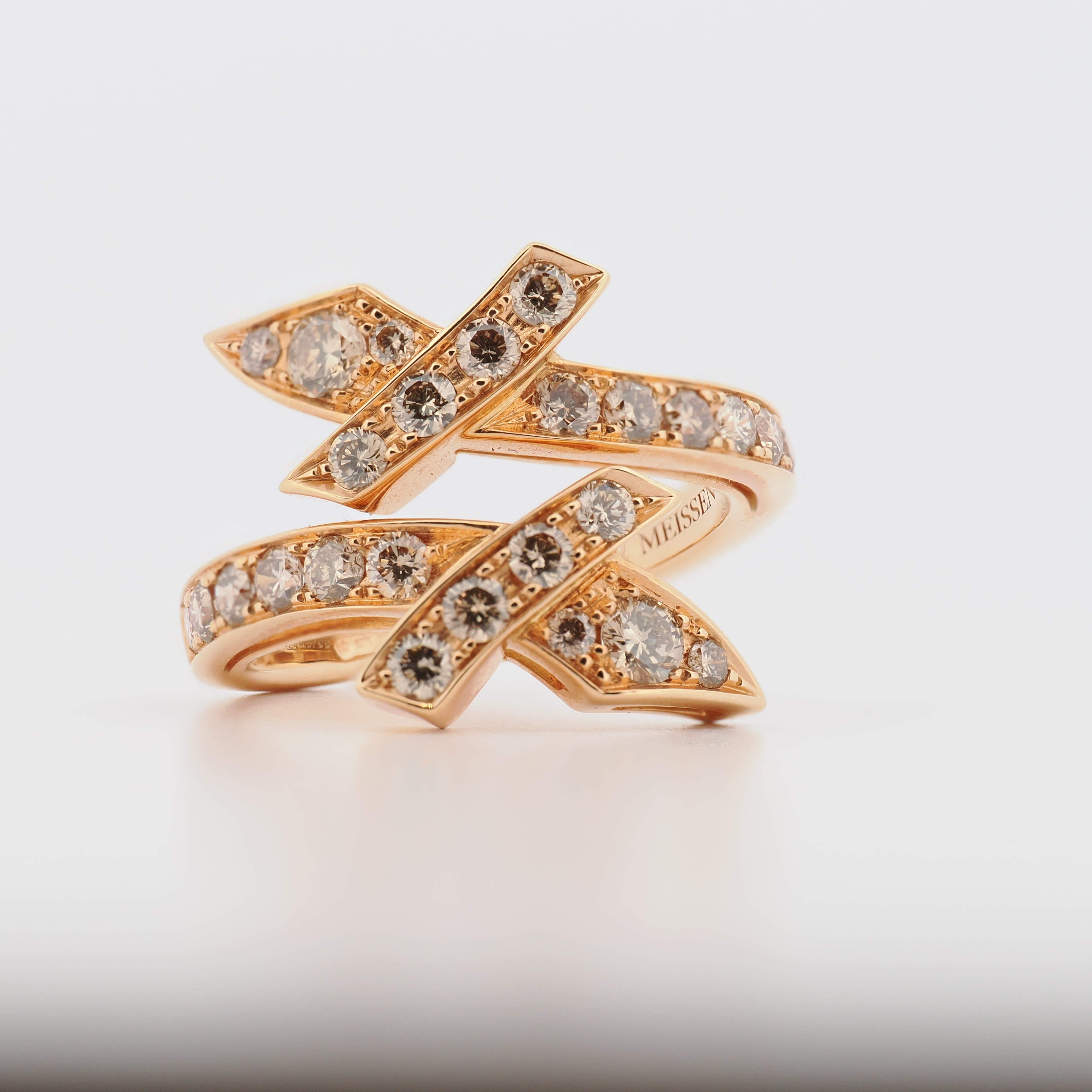 Meissen Ring Swords aus Roségold mit Brillanten, ein doppelter Kreuzring mit Glanz und Detailreichtum