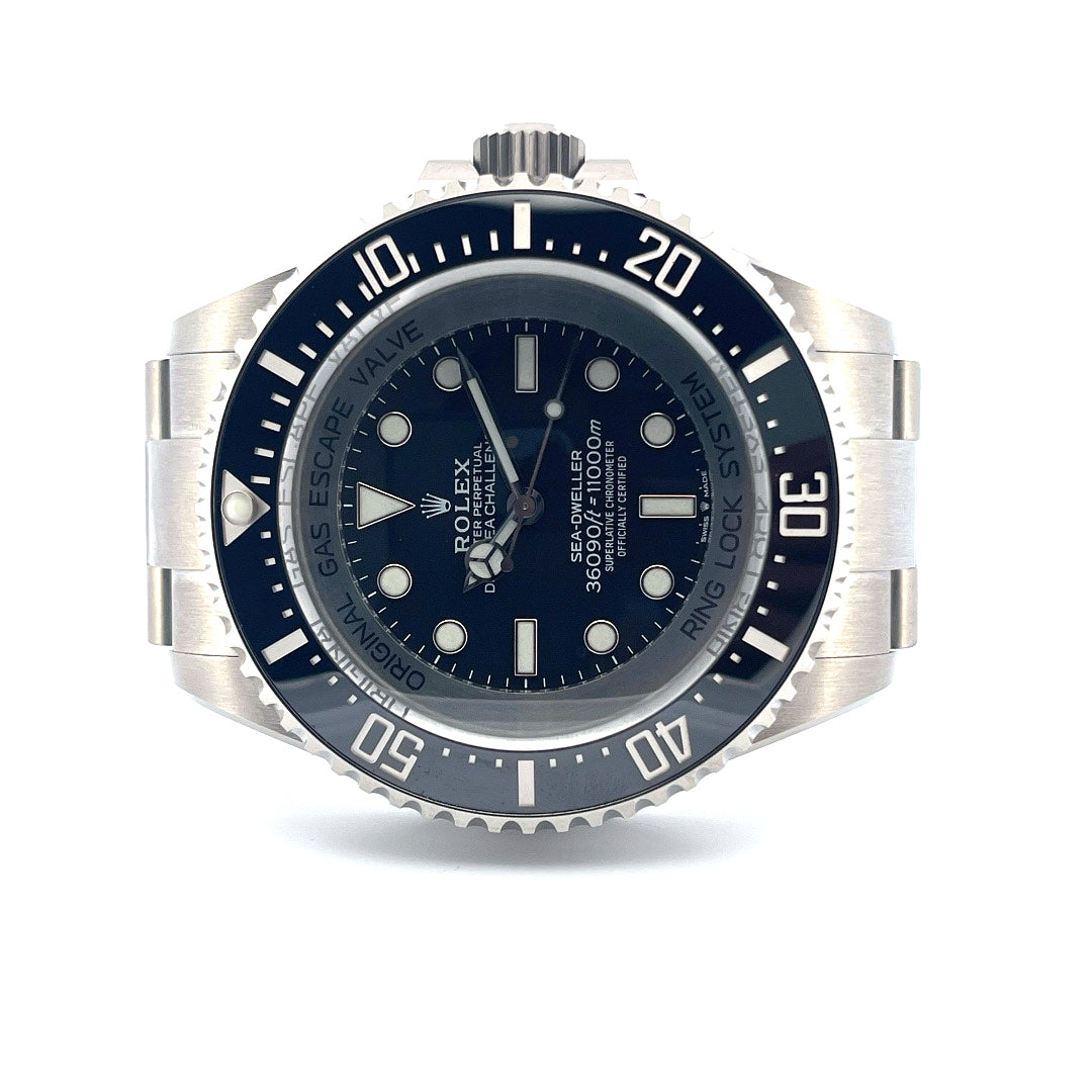 Rolex Sea-Dweller Deepsea Challenge / Unworn / Full-Set / 2023 / Sticker, Vorderansicht mit Zifferblatt, Krone und Armband vor weißem Hintergrund