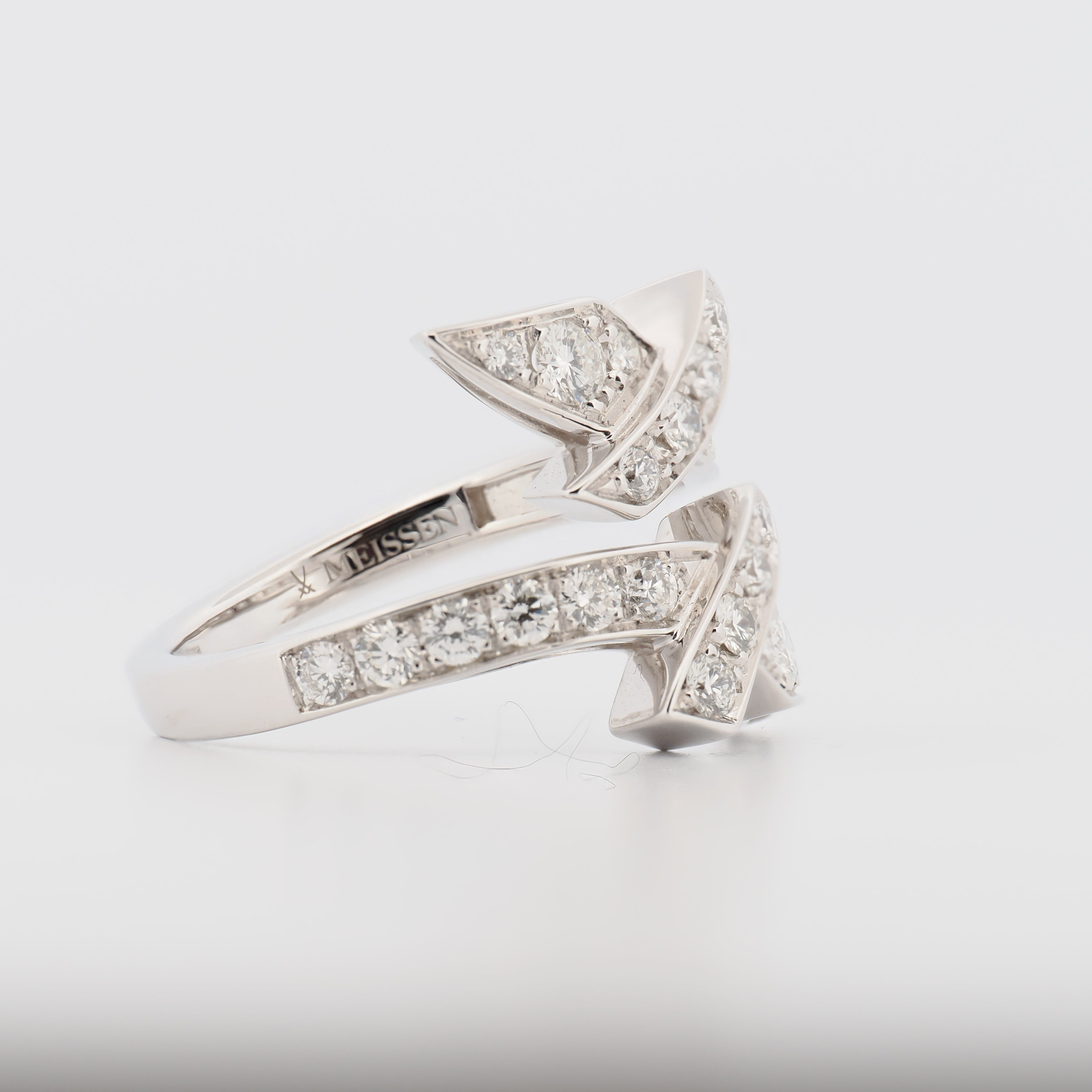 Meissen Swords Ring aus Weißgold mit Diamanten, ein geschwungenes Design mit besetzter Oberfläche und Markenpunze auf weiß…