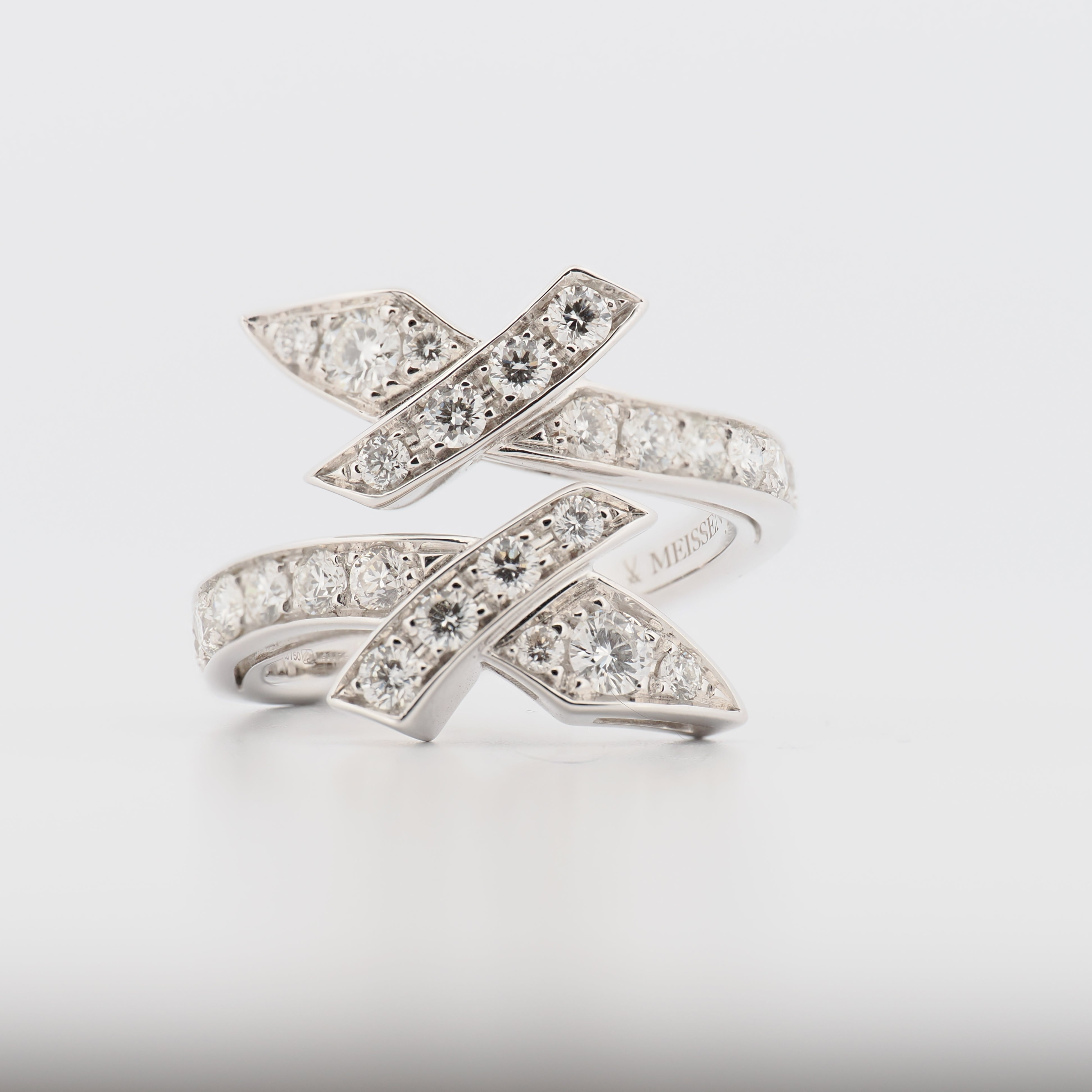 Meissen Ring Swords aus Weißgold groß mit vielen Diamanten auf weißem Hintergrund