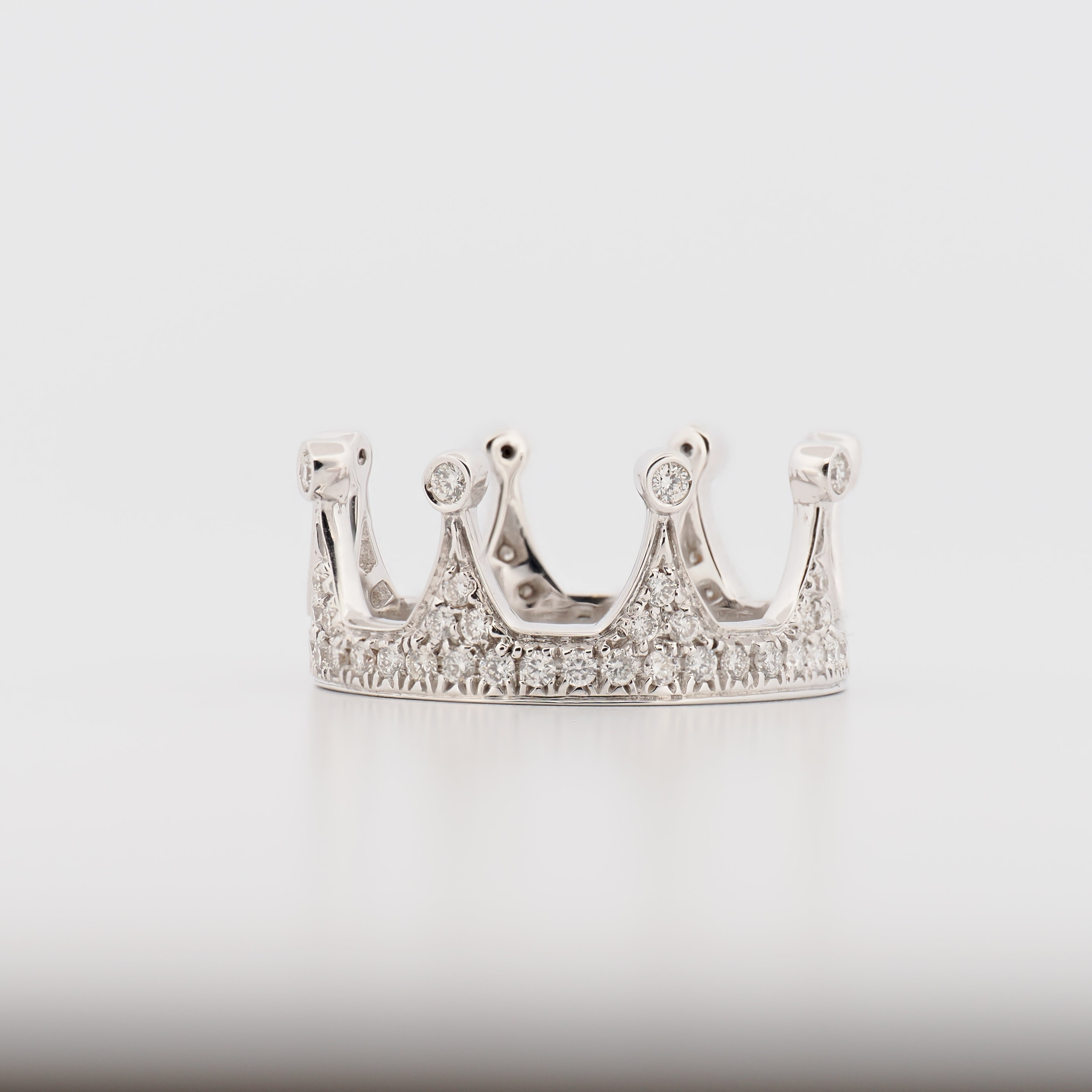 Dada Arrigoni Ring Crown aus Weißgold mit Diamanten, schimmernder Glanz auf hellem Hintergrund