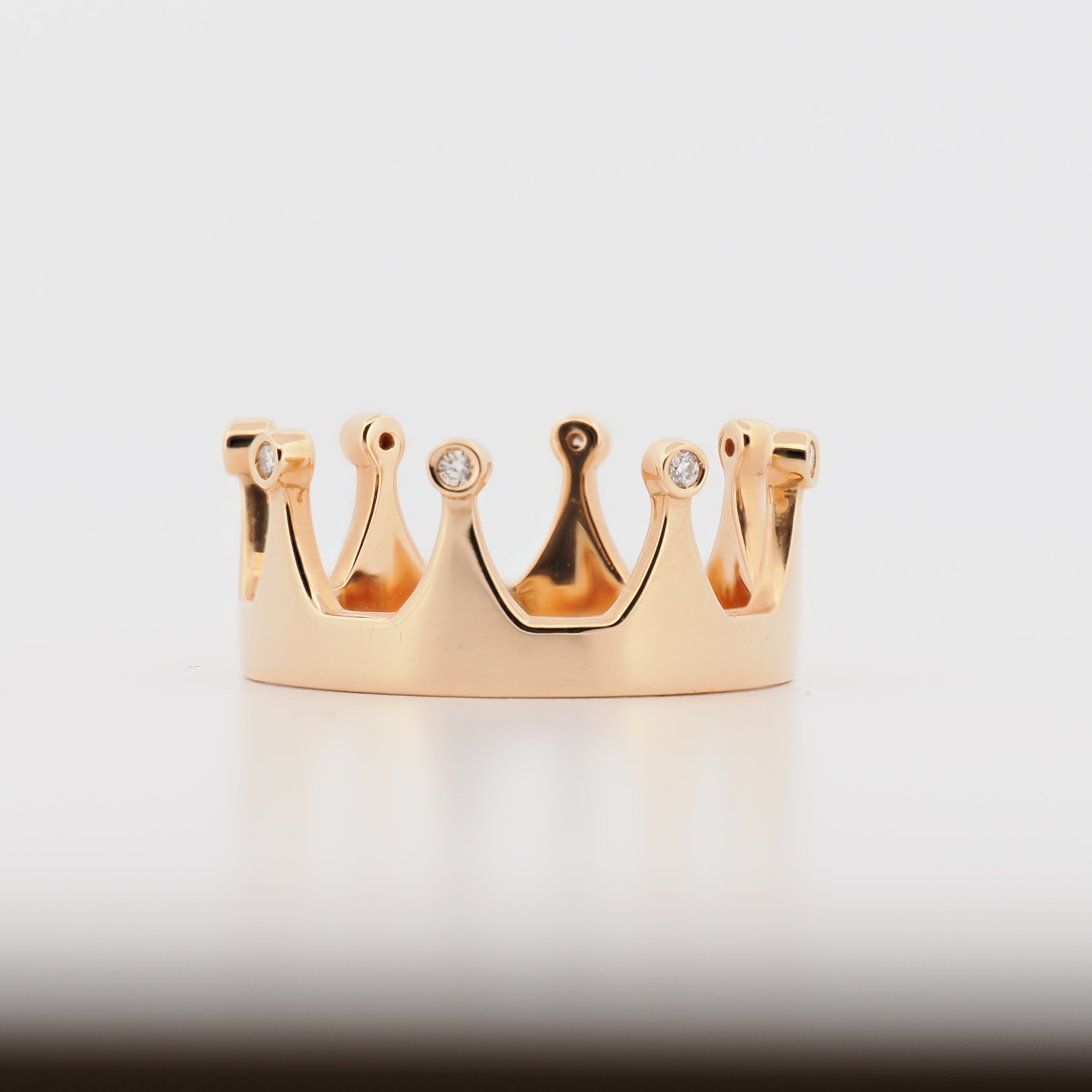 Dada Arrigoni Ring Crown aus Roségold mit Diamanten vor hellem Hintergrund