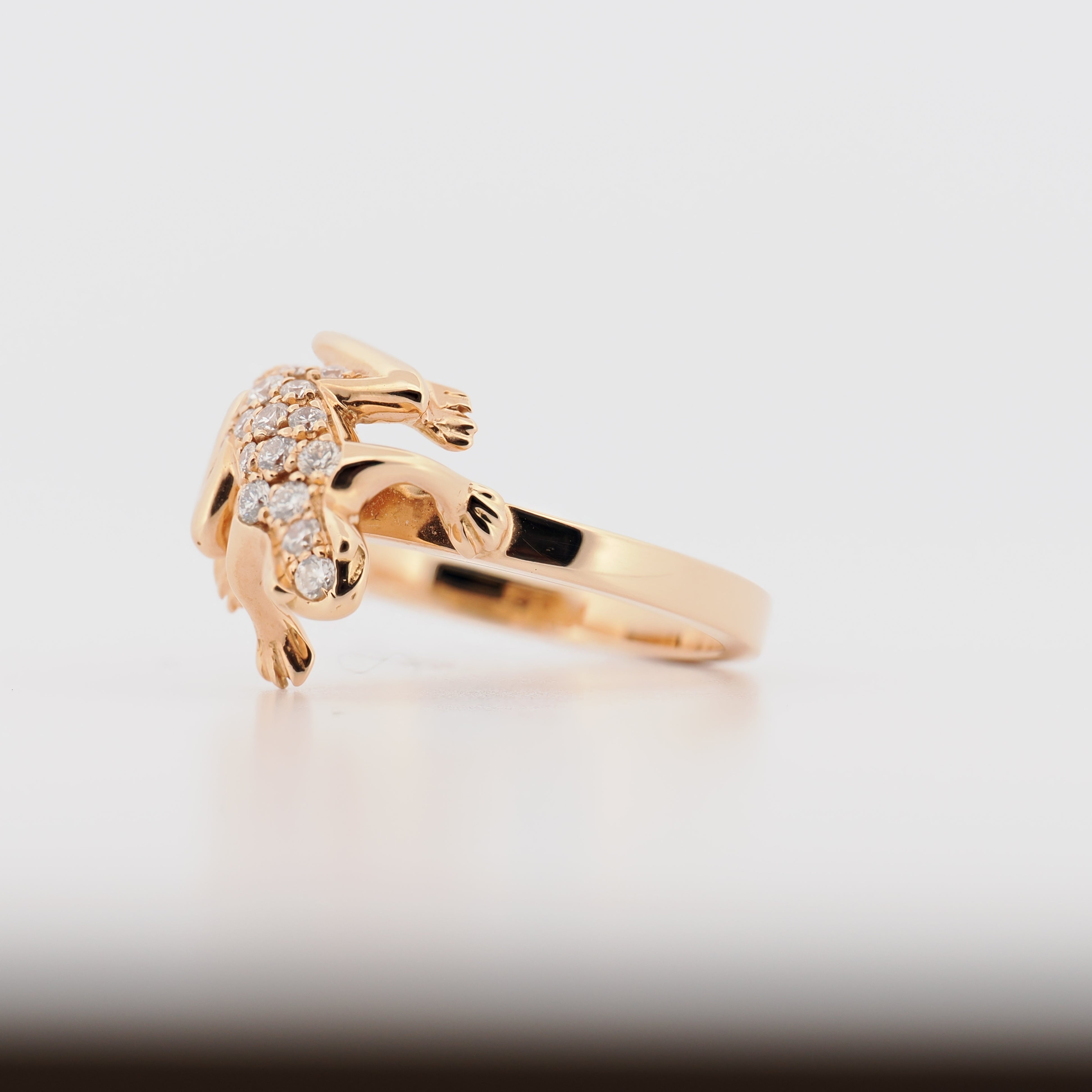 Dada Arrigoni Frosch Ring aus Roségold mit Diamanten auf weißem Hintergrund