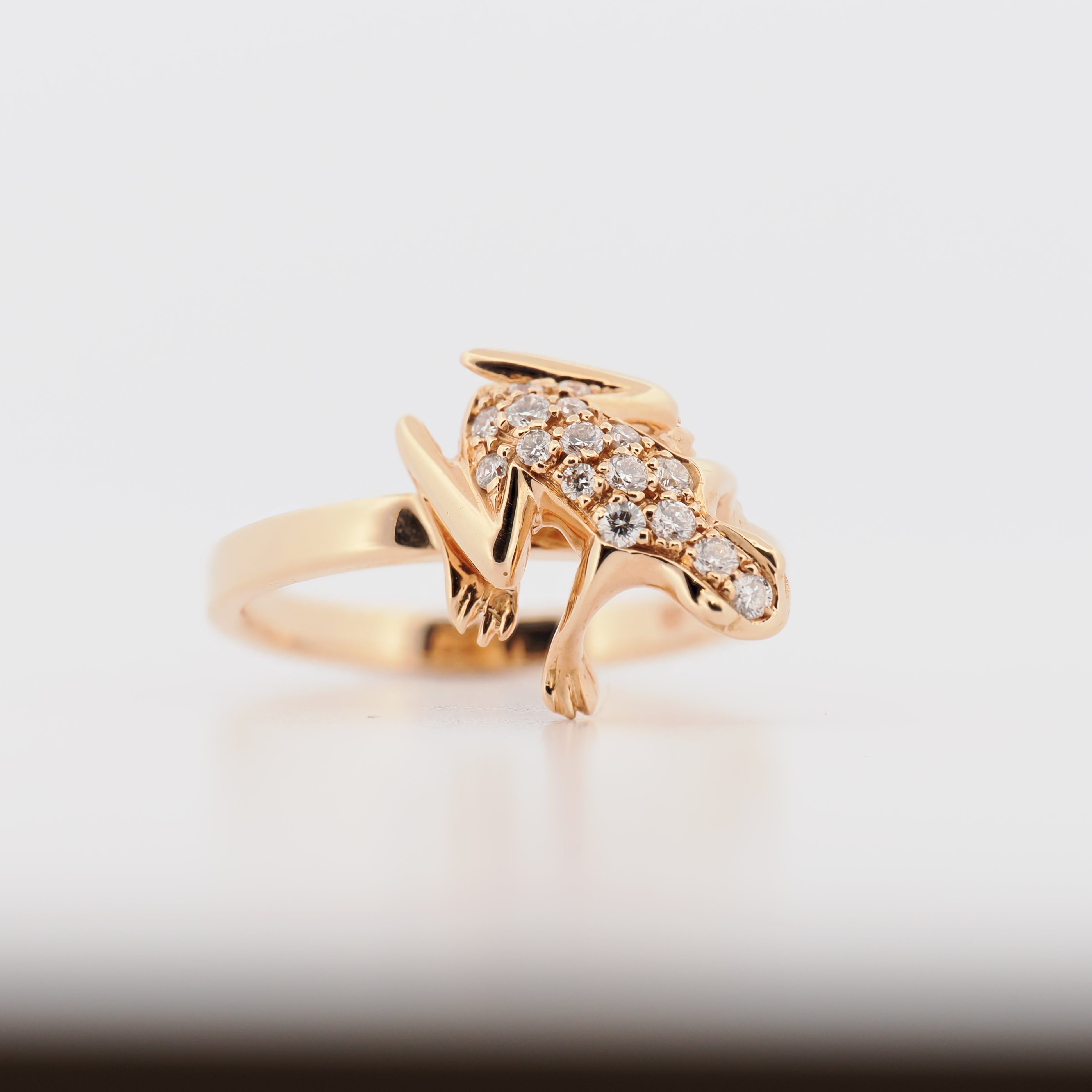 Dada Arrigoni Frosch Ring aus Roségold mit Diamanten, funkelnd auf hellem Hintergrund