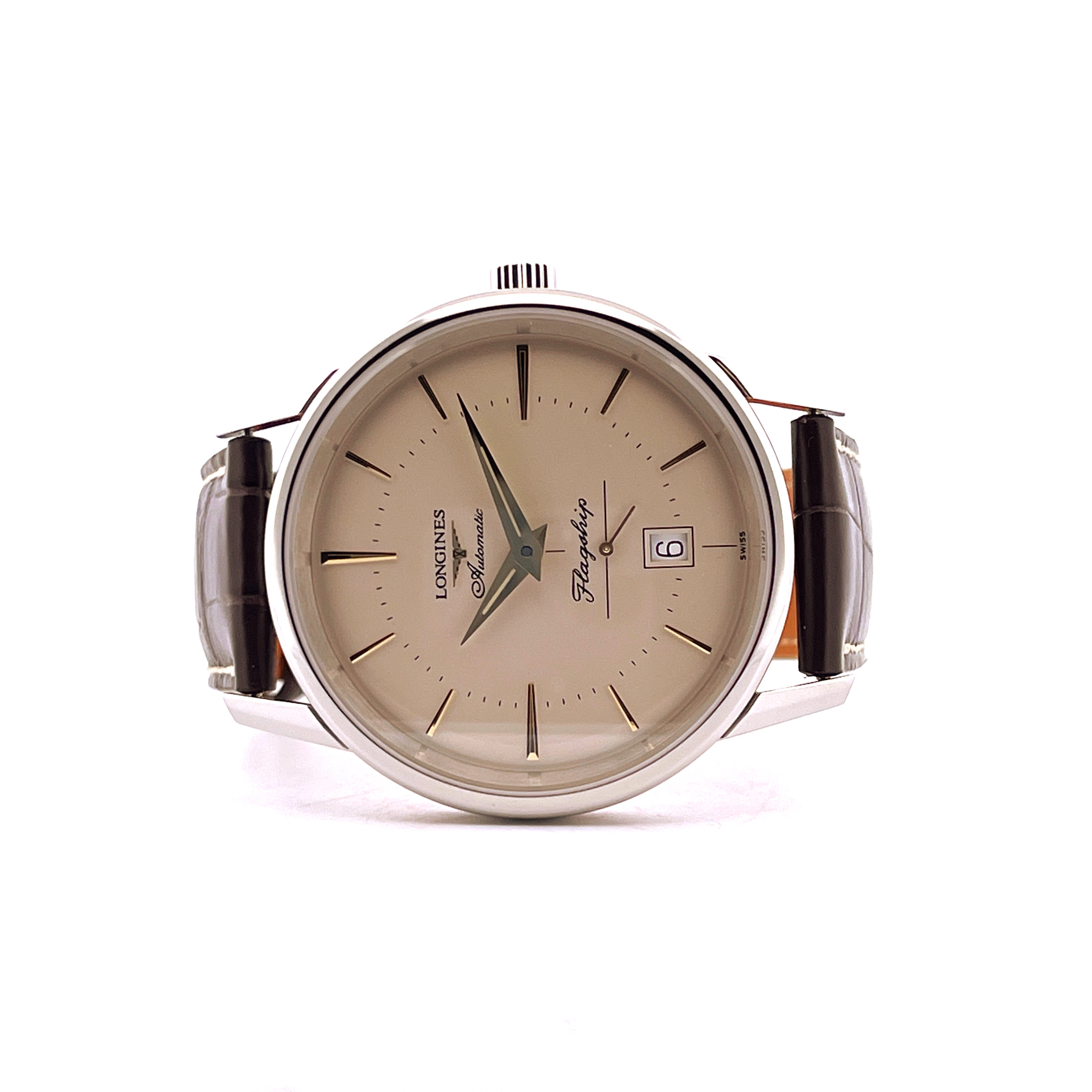 Frontansicht einer Longines Flagship Heritage Automatic mit hellem Zifferblatt und braunem Lederarmband