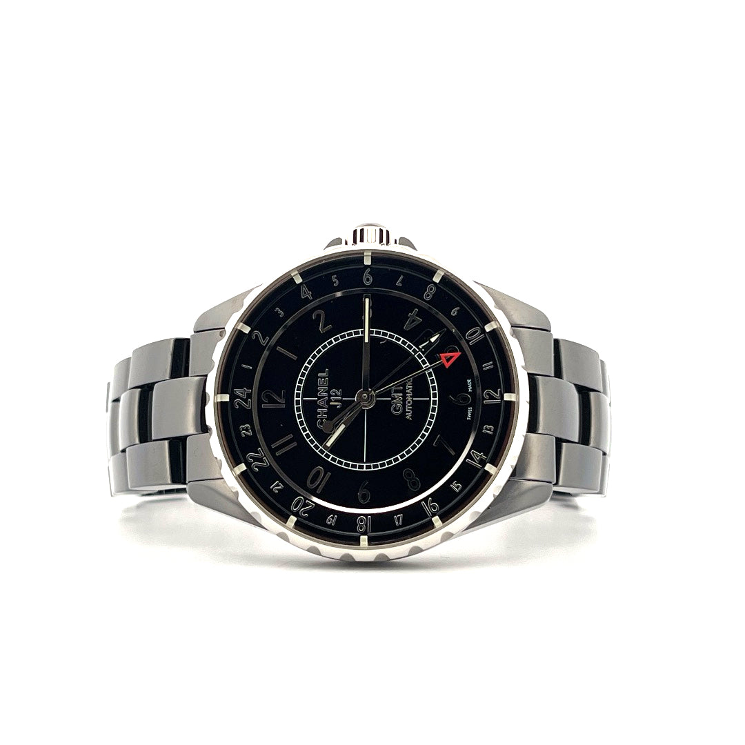 Chanel J12 GMT Automatik Uhr Keramik schwarz 38mm ungetragen Frontansicht auf weißem Hintergrund