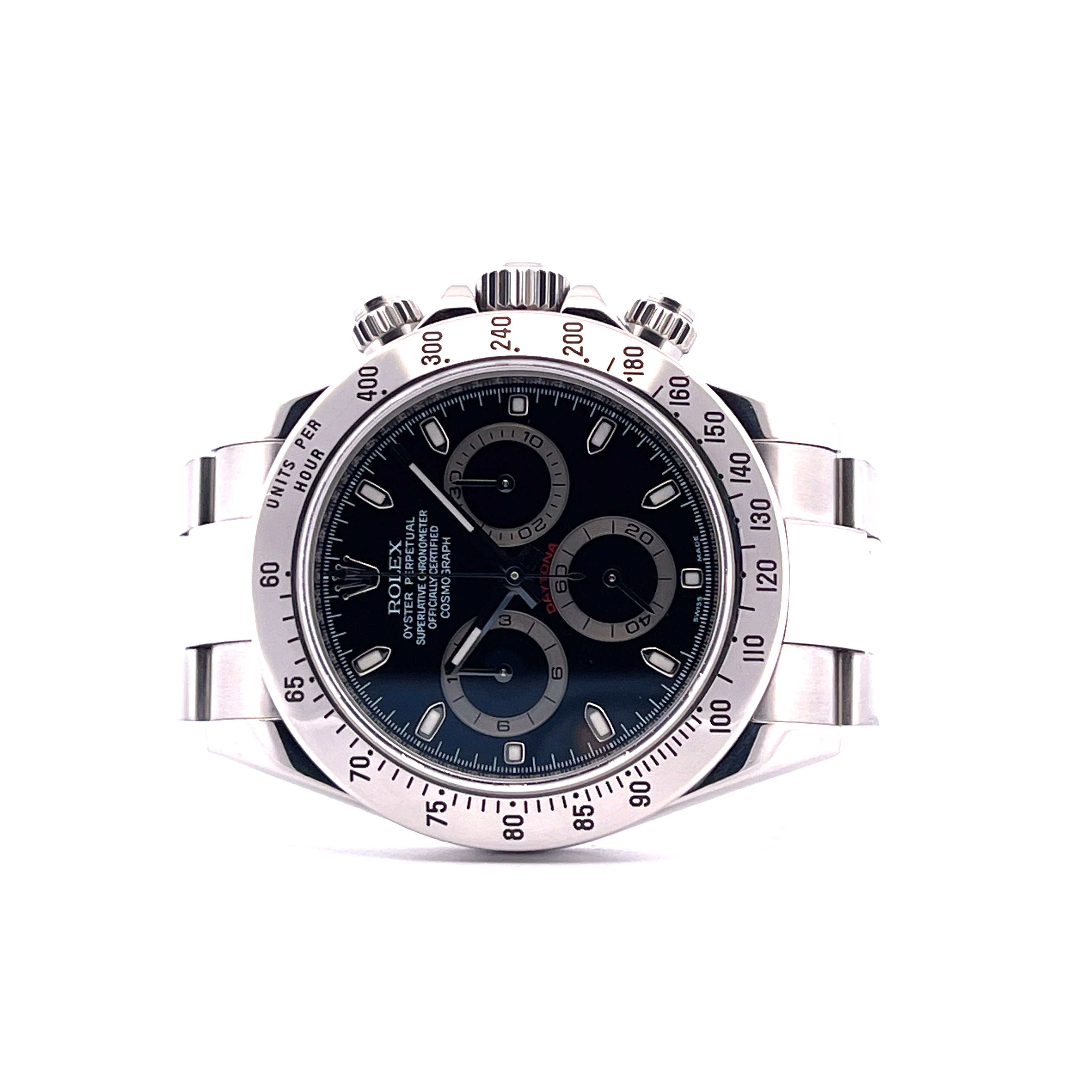 Rolex Daytona 116520 mit schwarzem Zifferblatt und Edelstahluhrband frontale Ansicht vor weissem Hintergrund