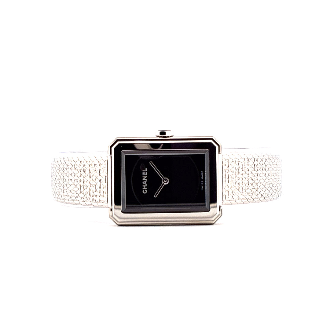 Frontansicht einer Chanel Boyfriend Uhr aus Edelstahl mit schwarzem Zifferblatt und weißem Schlangenlederarmband