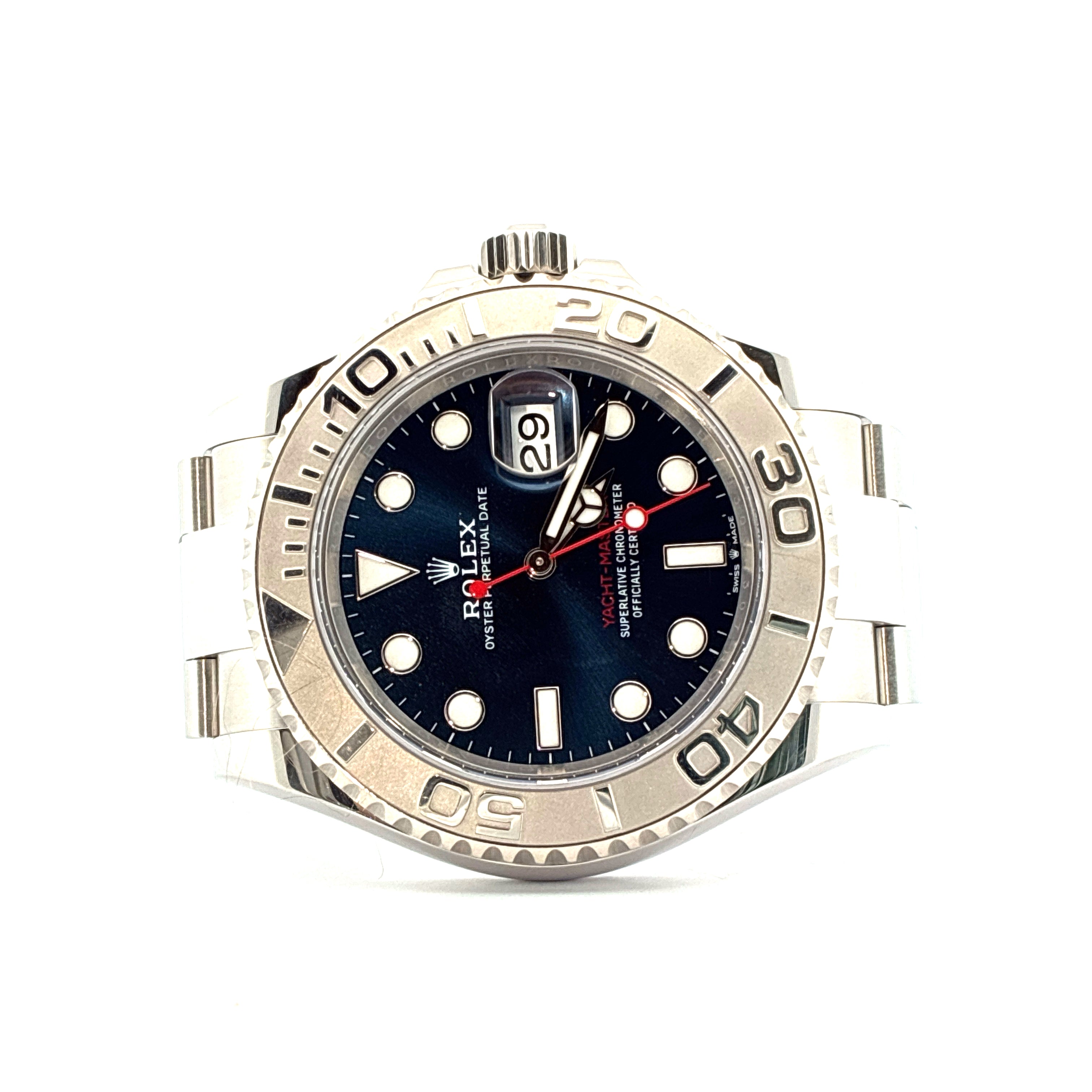 Frontansicht einer Rolex Yacht-Master 40 mit blauem Zifferblatt und Datumslupe auf weissem Hintergrund