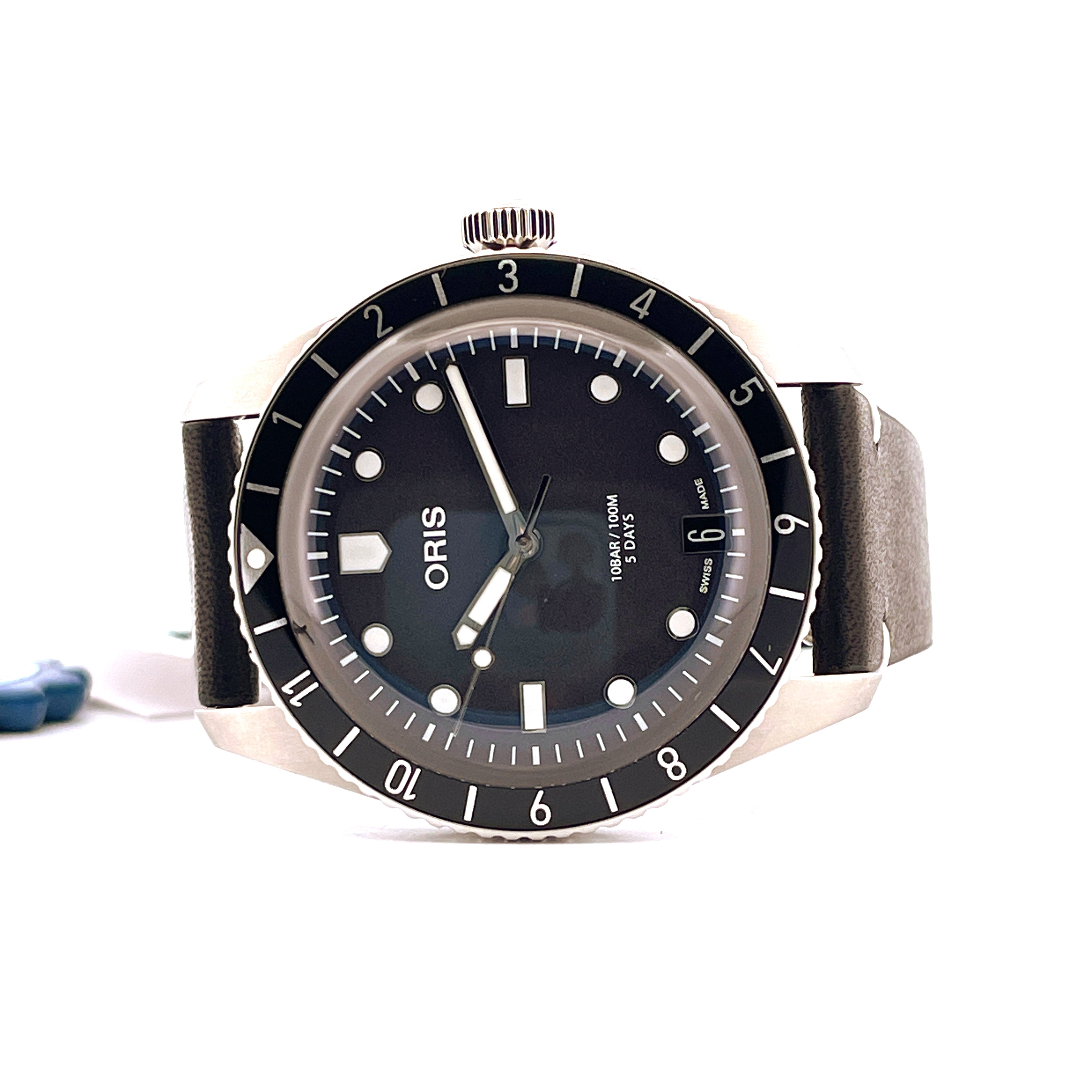 Oris Divers Sixty Five im Edelstahlgehäuse mit schwarzem Zifferblatt und Lederarmband Frontansicht