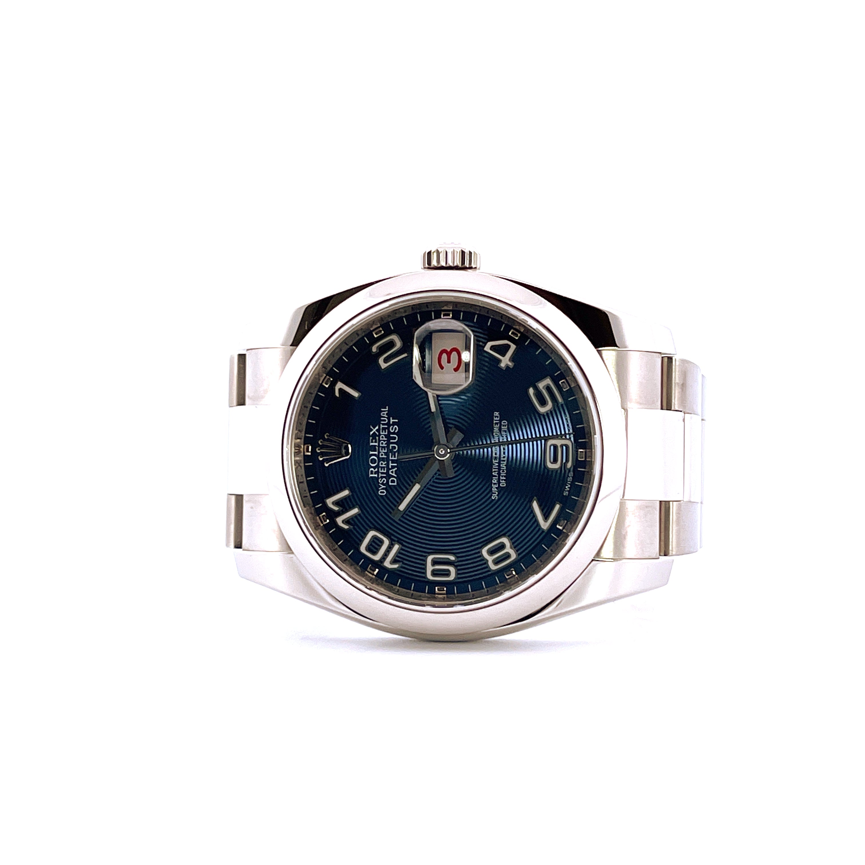 Rolex Datejust 36 mit konzentrischem blauem Zifferblatt und applizierten Ziffern aus Stahl vor weißem Hintergrund