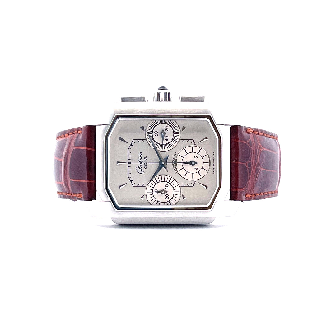 Glashütte Original Senator Chrono Platin Edition aus Platin mit braunem Lederband auf weissem Hintergrund