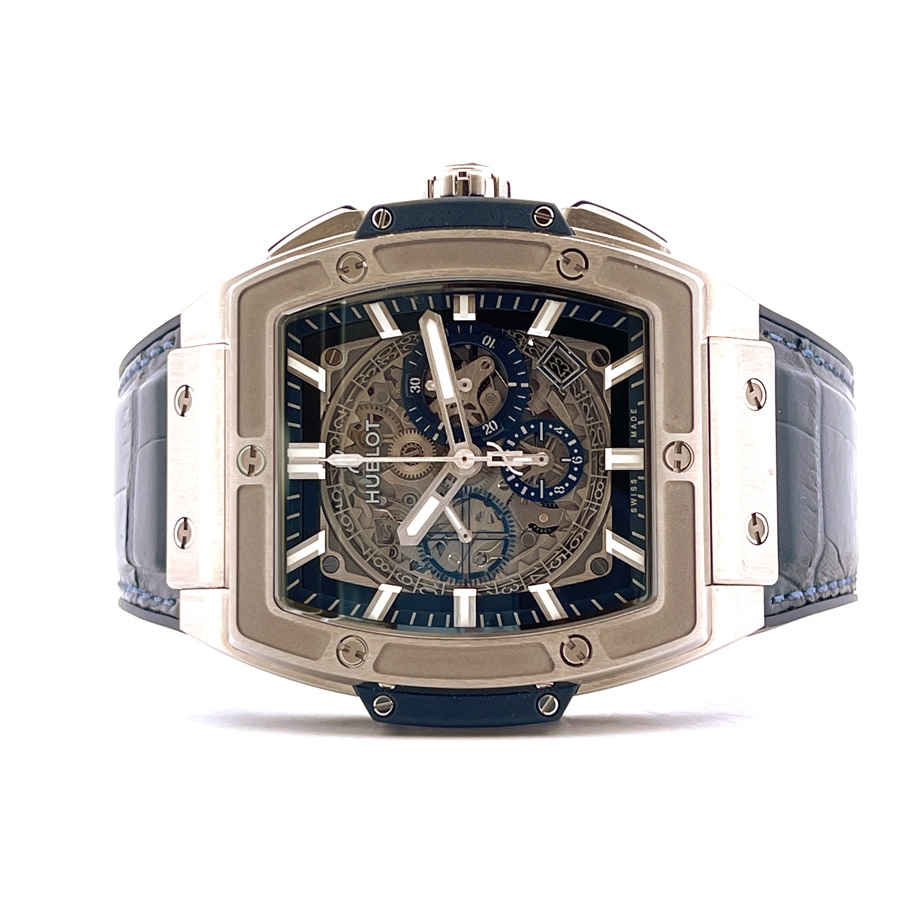 Hublot Spirit Of Big Bang Blue Titan im Frontalprofil mit blauem Lederarmband und Skelettwerk