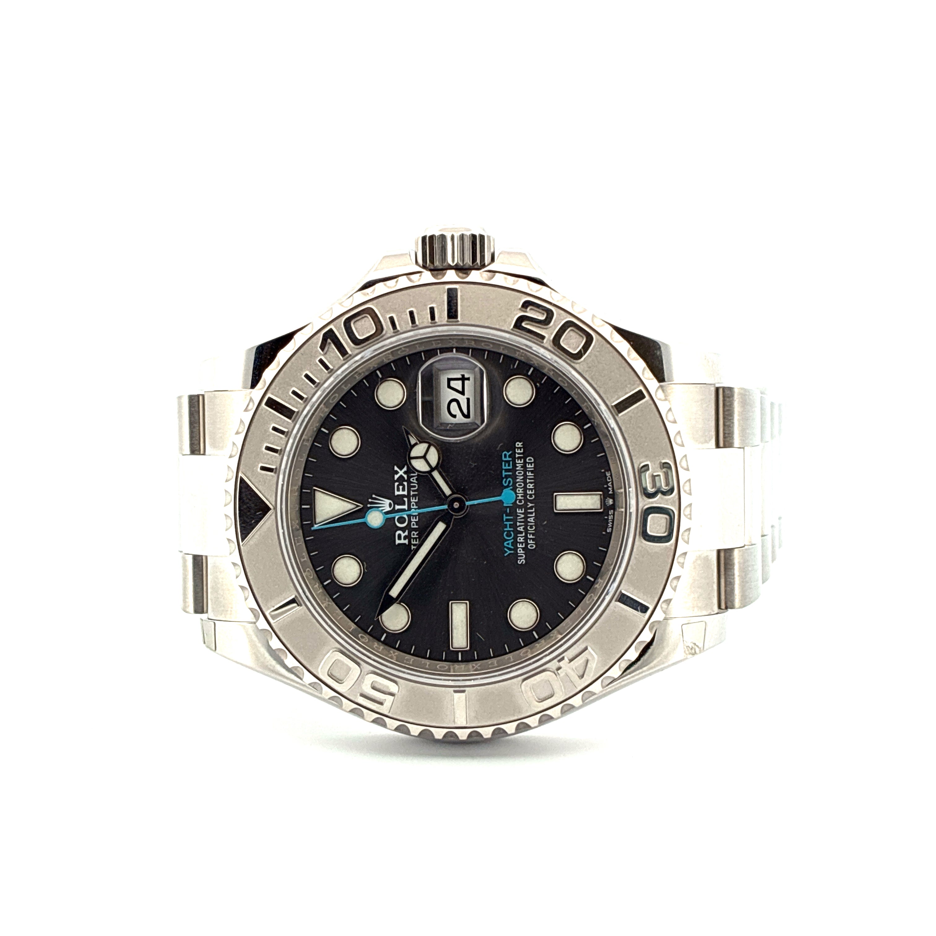 Rolex Yacht-Master 40 mit schwarzem Zifferblatt und Edelstahlarmband Frontansicht auf weißem Hintergrund