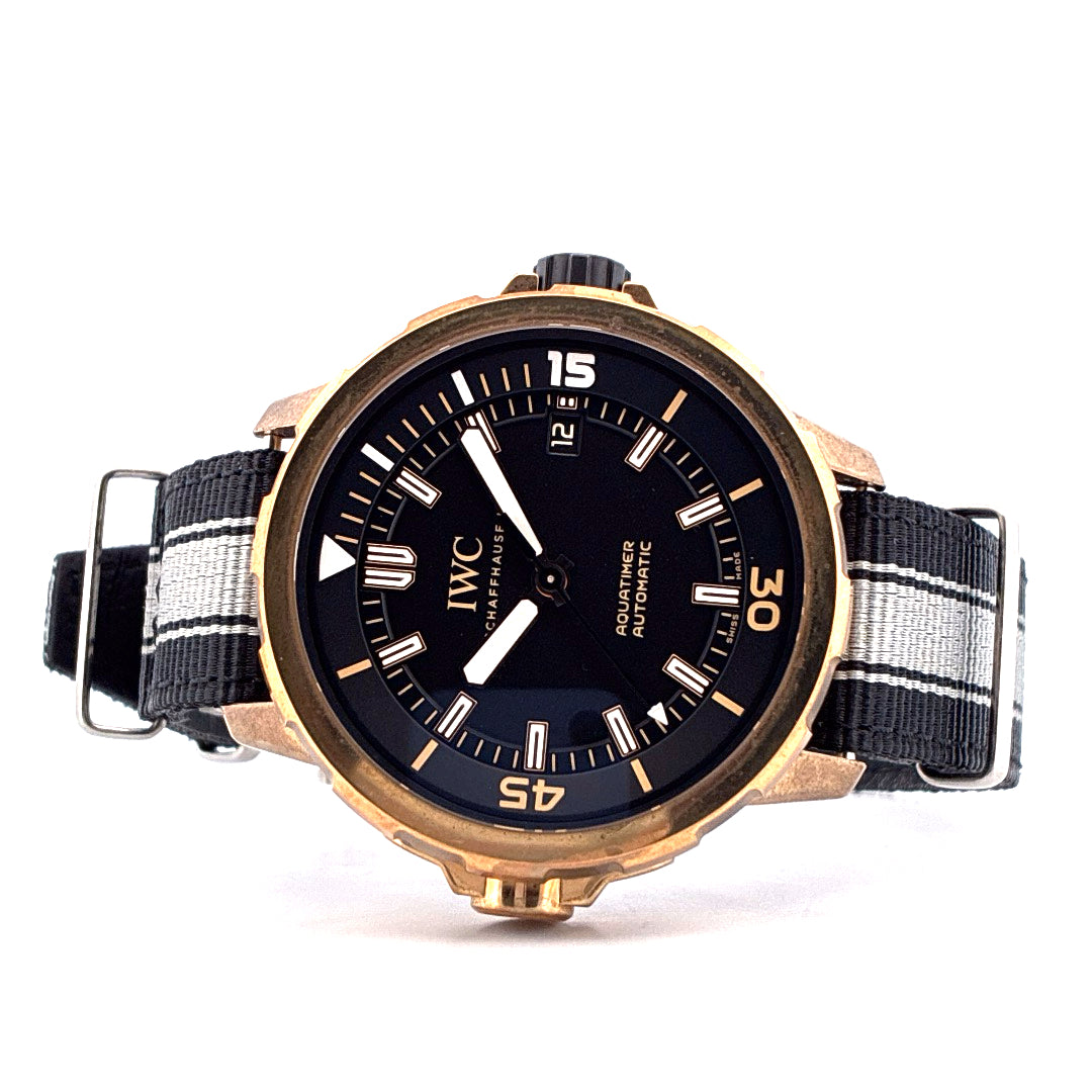 IWC Aquatimer Automatic Limited Edition 250 (2019) mit schwarzem Zifferblatt und Bronzegehaeuse an einem NATO-Armband, Vorderansicht