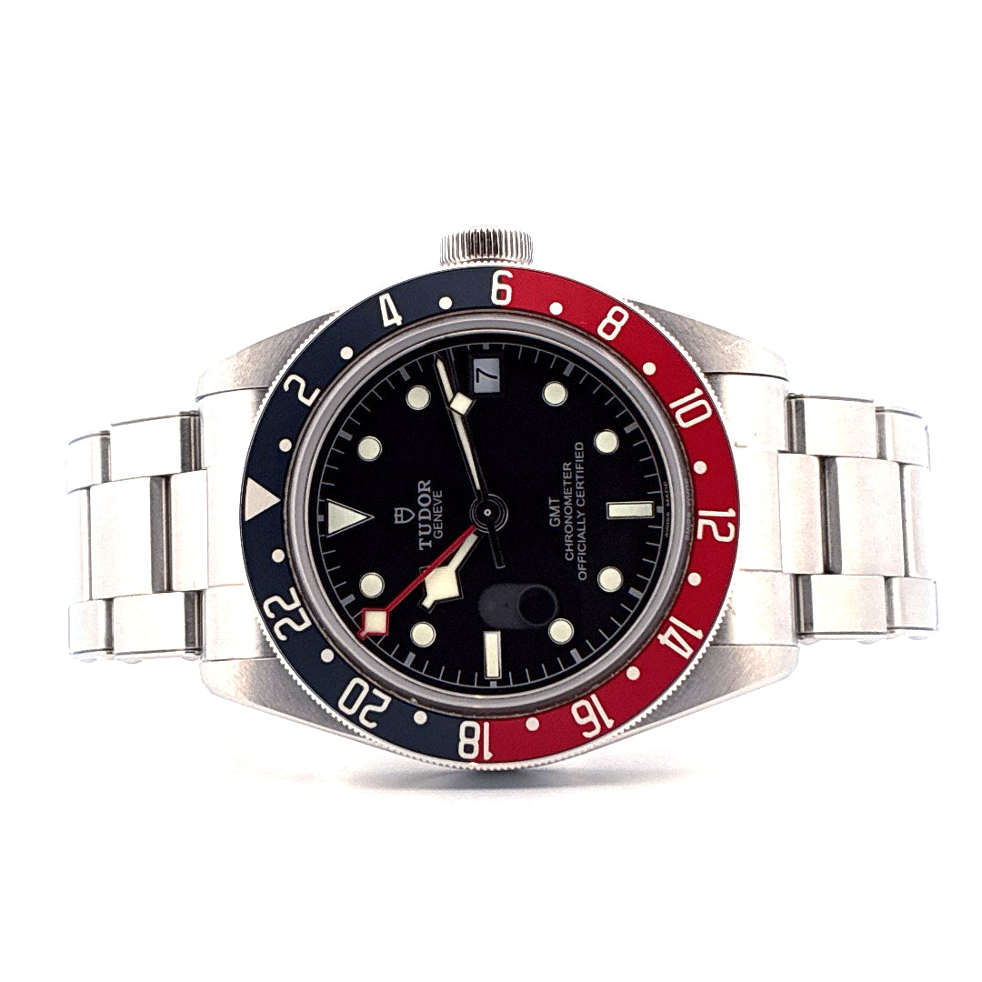Tudor Heritage Black Bay GMT (2020), Vorderansicht mit Zifferblatt, Krone und Armband vor weißem Hintergrund
